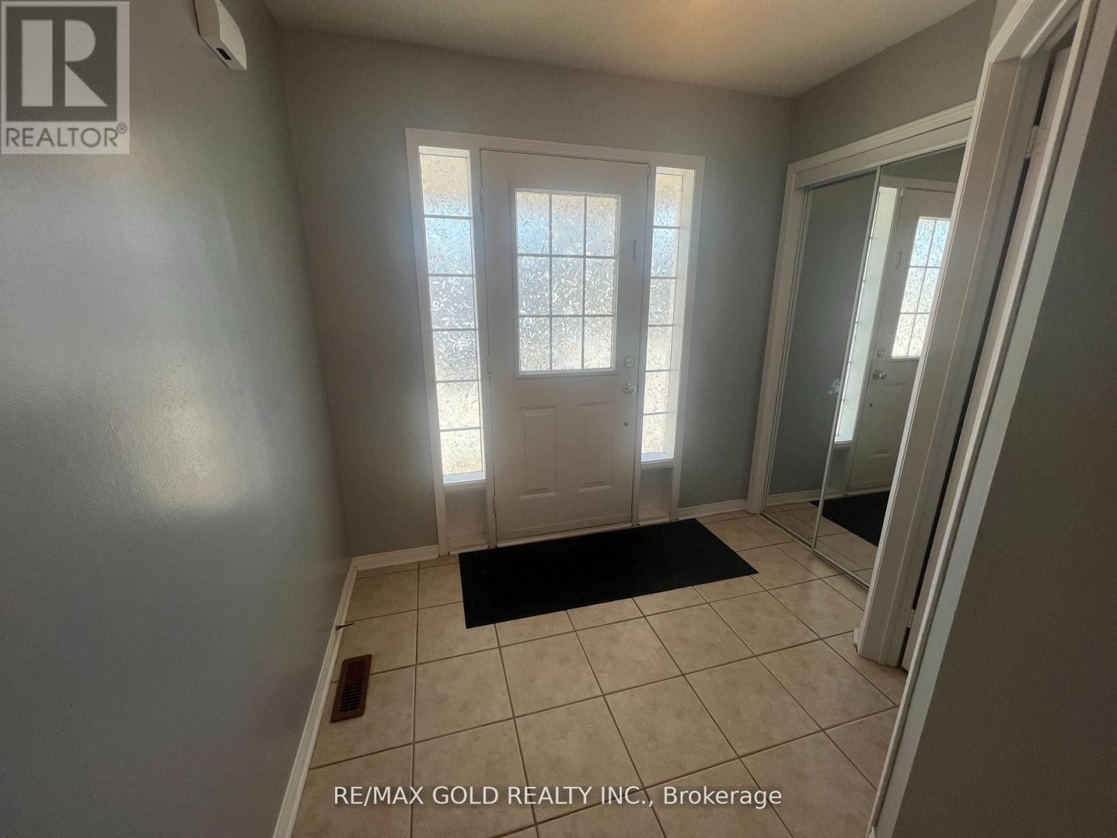 Upper - 32 Earlsbridge Boulevard, Brampton, Ontario L7A 2L8 - Photo 3 - W12595636