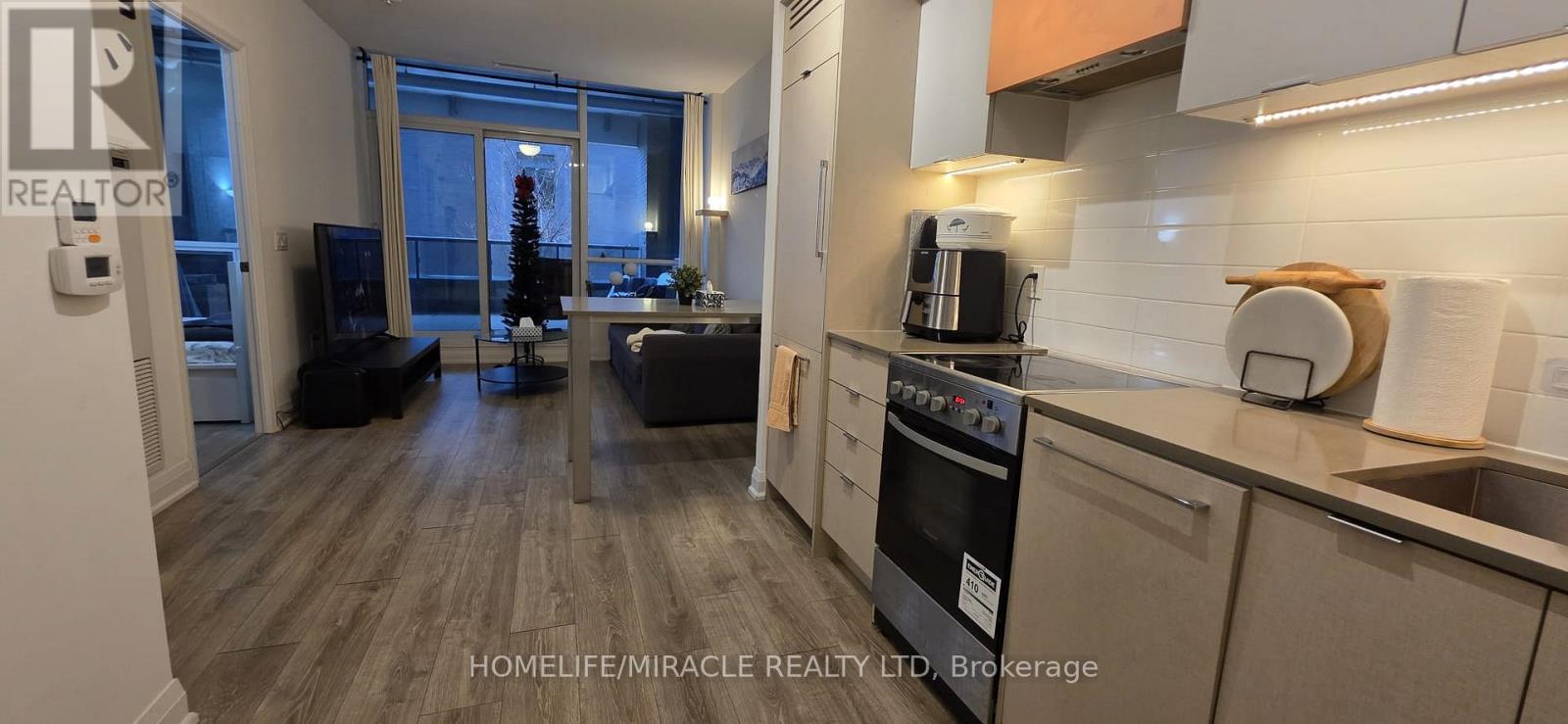 201 - 26 Gibbs Road, Toronto, Ontario  M9B 0E3 - Photo 2 - W12595664