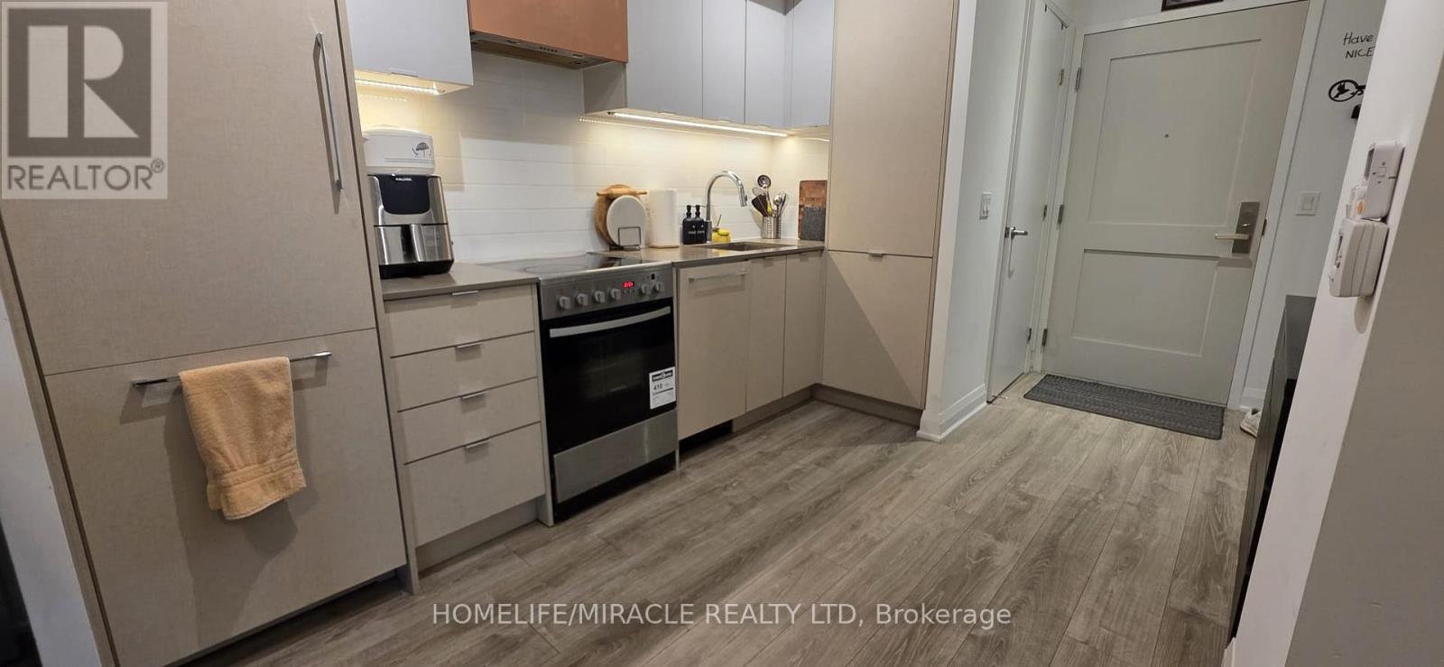 201 - 26 Gibbs Road, Toronto, Ontario  M9B 0E3 - Photo 3 - W12595664