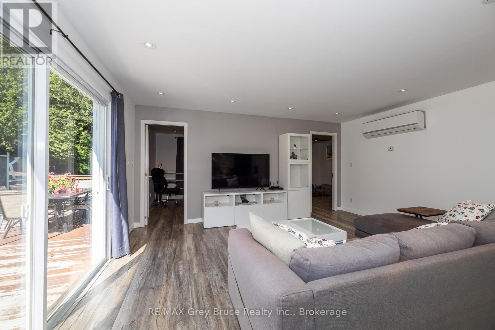 495204 Traverston Road, West Grey, Ontario  N0C 1H0 - Photo 11 - X12458226