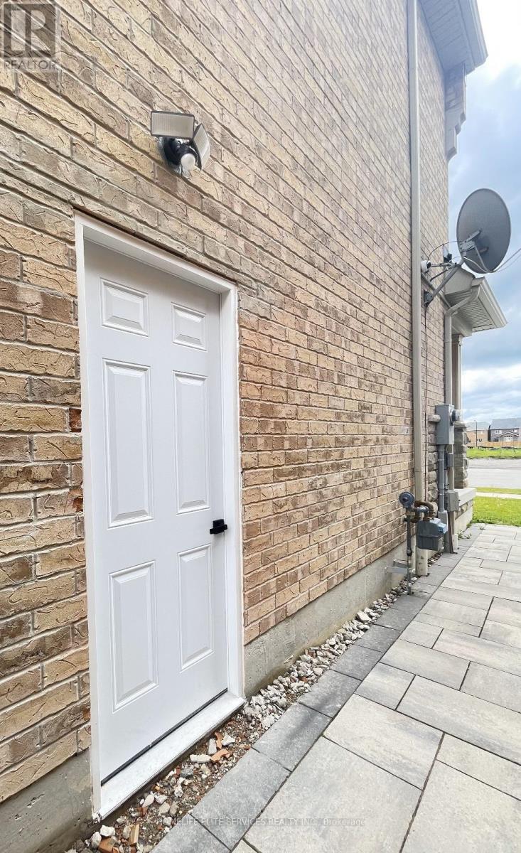 40 Stannardville Drive, Ajax, Ontario  L1T 0N9 - Photo 2 - E12595366