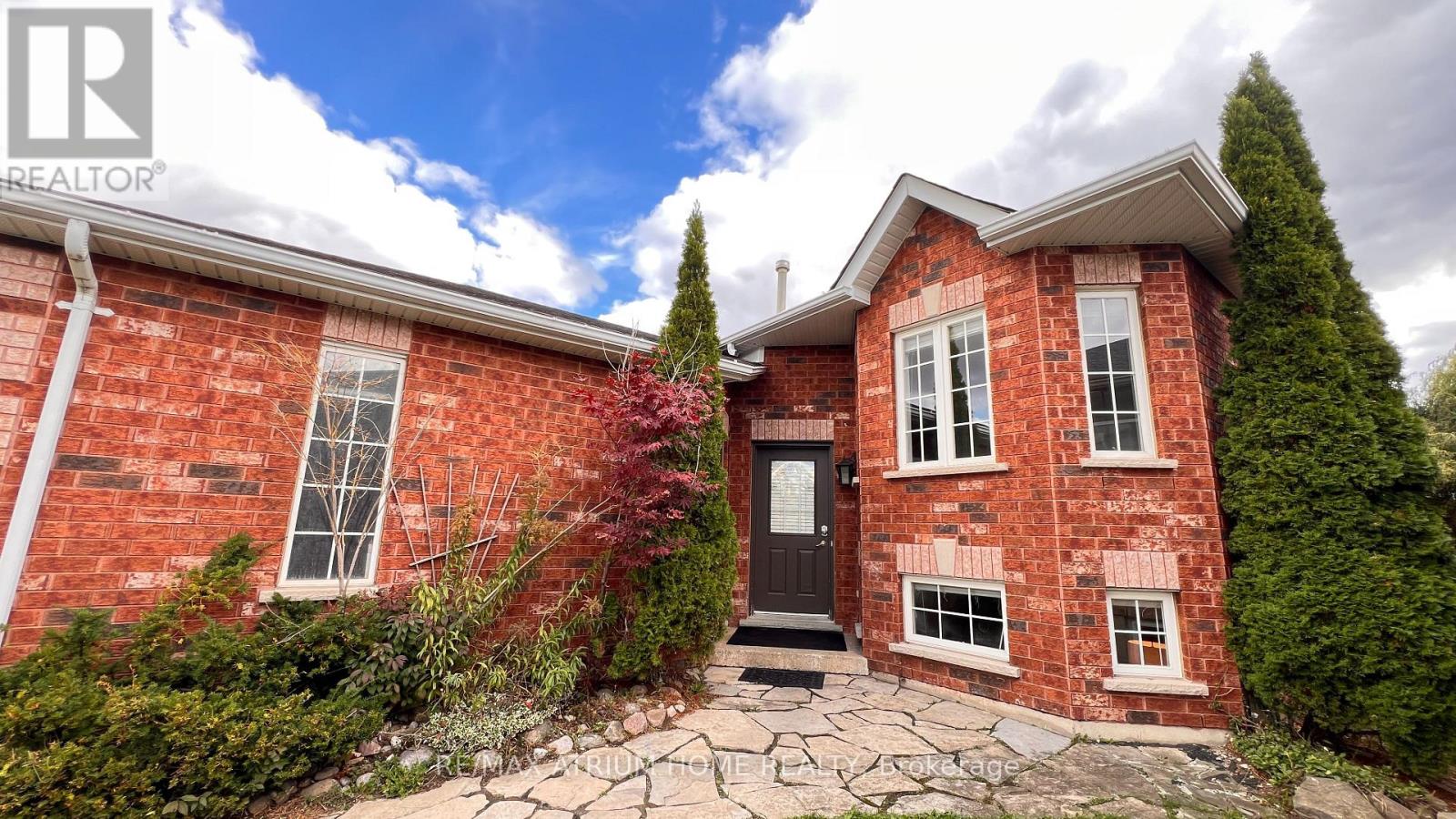 124 Monique Crescent, Barrie, Ontario  L4M 6Y8 - Photo 2 - S12477583