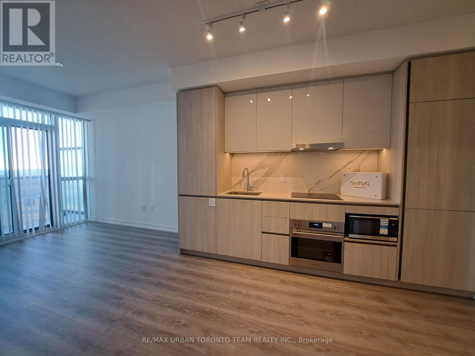 2110 - 8 Interchange Way, Vaughan, Ontario  L4K 5Z7 - Photo 4 - N12595822