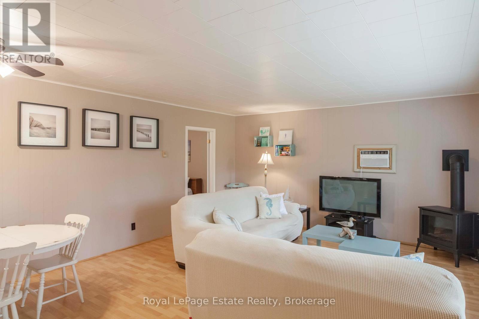 407 Huron Avenue, South Bruce Peninsula, Ontario  N0H 2G0 - Photo 12 - X12595930