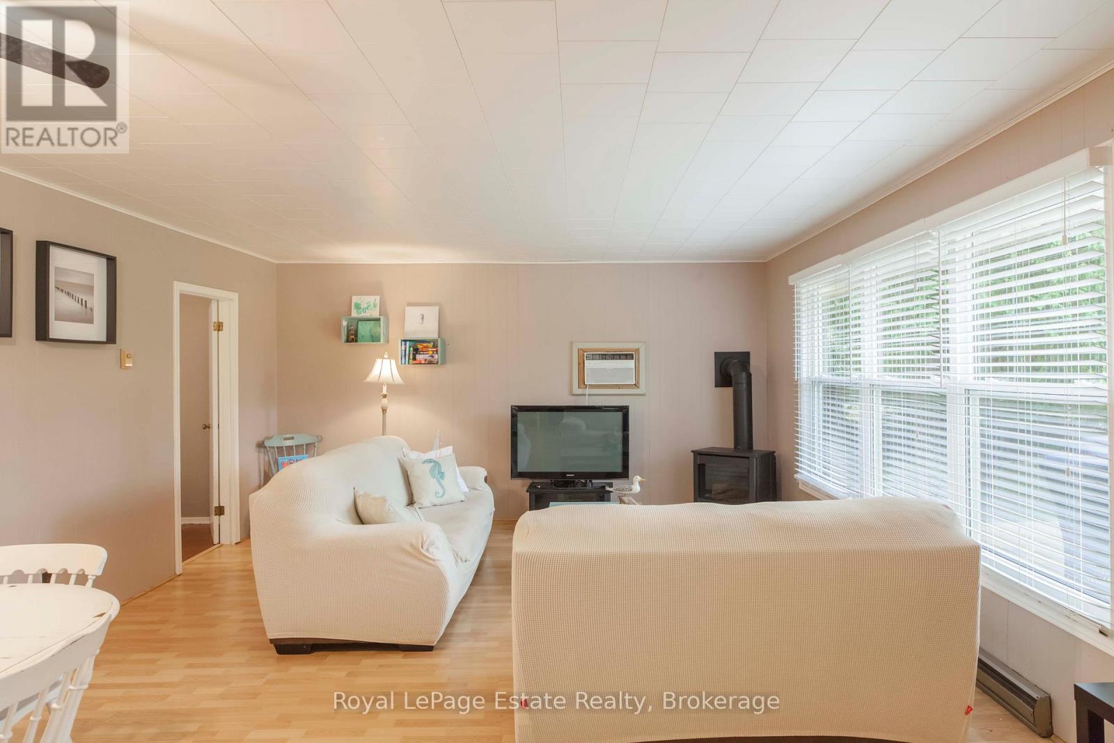 407 Huron Avenue, South Bruce Peninsula, Ontario  N0H 2G0 - Photo 13 - X12595930