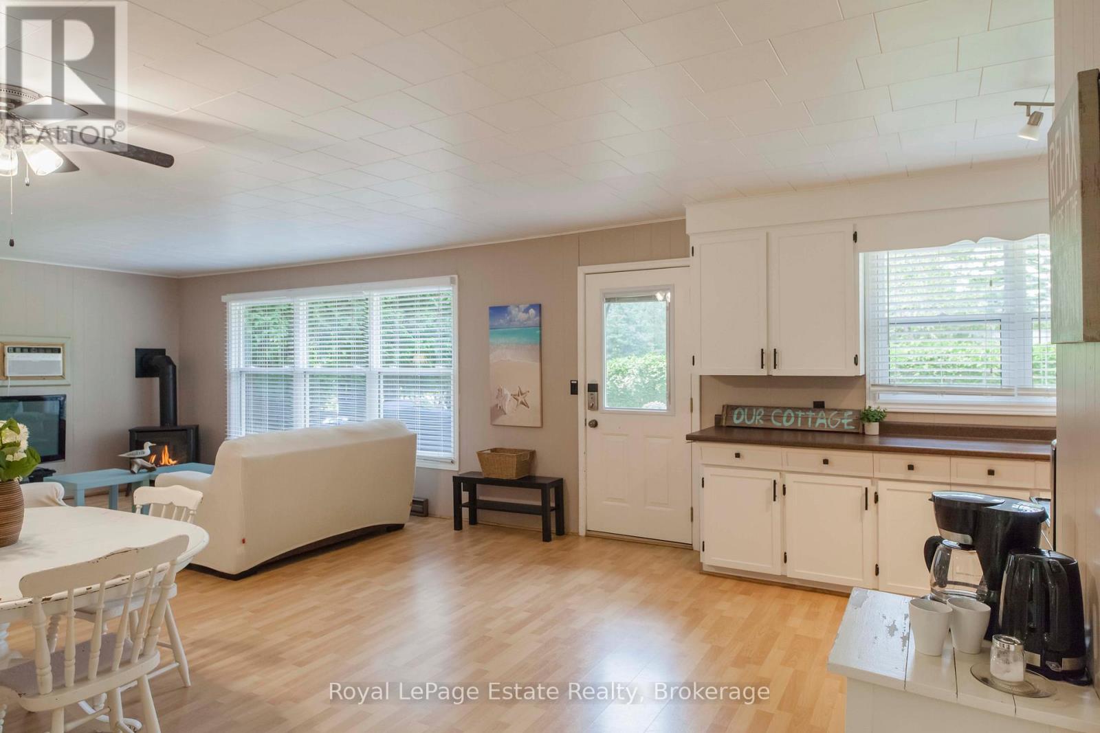 407 Huron Avenue, South Bruce Peninsula, Ontario  N0H 2G0 - Photo 14 - X12595930