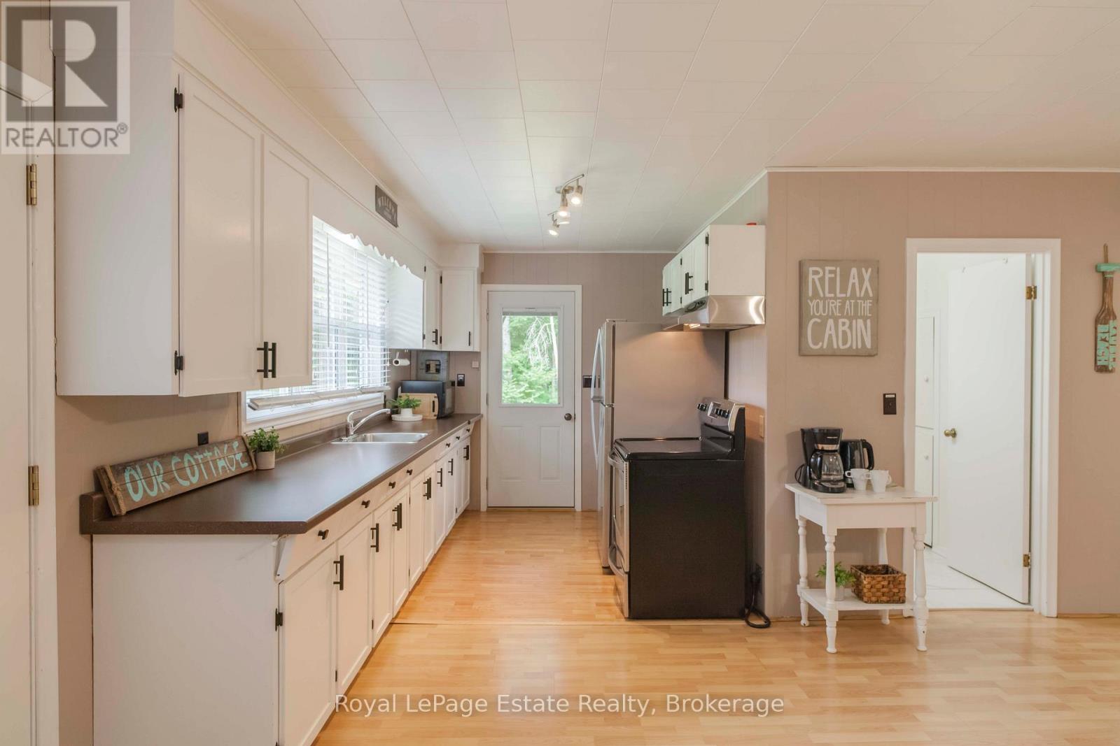 407 Huron Avenue, South Bruce Peninsula, Ontario  N0H 2G0 - Photo 23 - X12595930