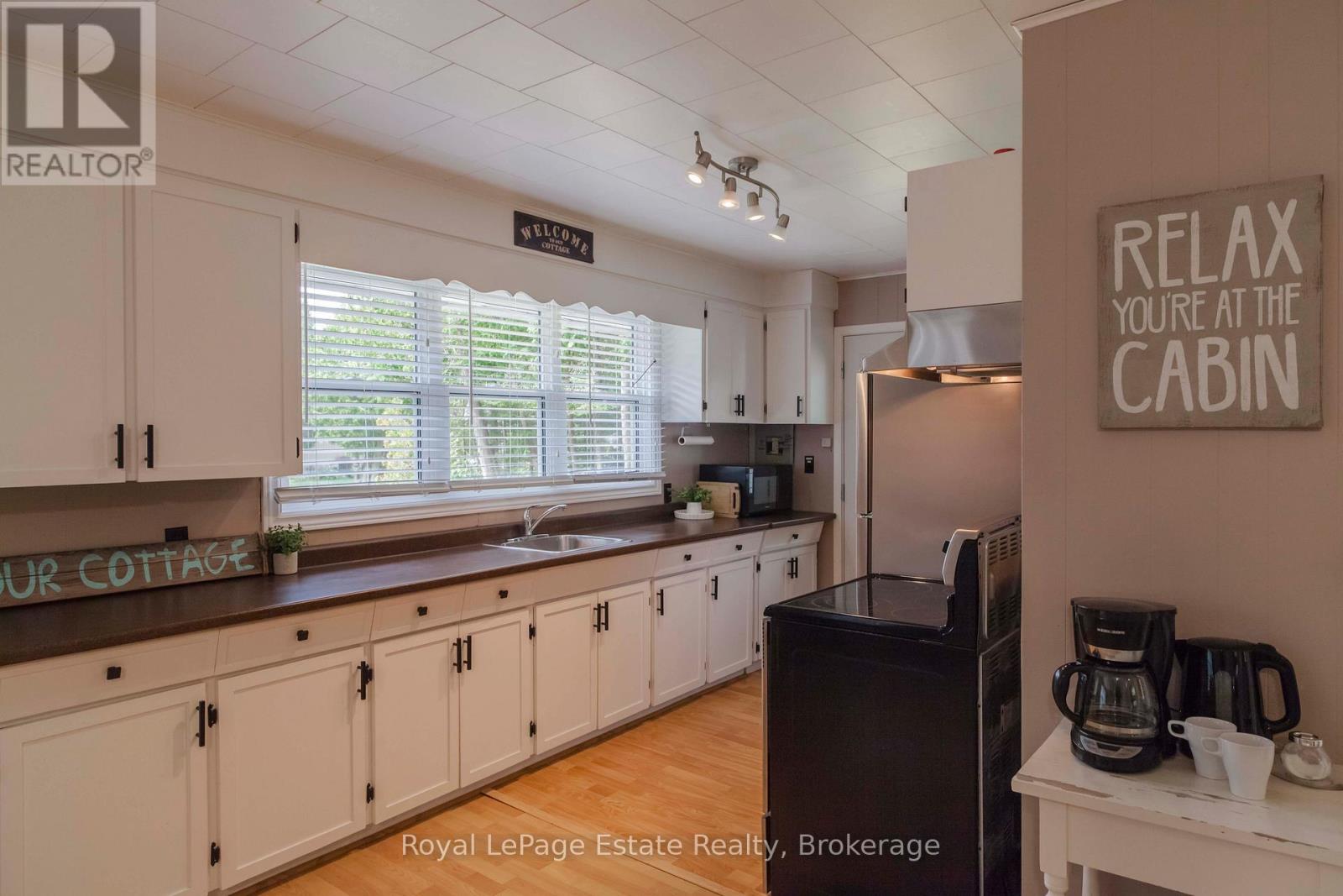 407 Huron Avenue, South Bruce Peninsula, Ontario  N0H 2G0 - Photo 25 - X12595930