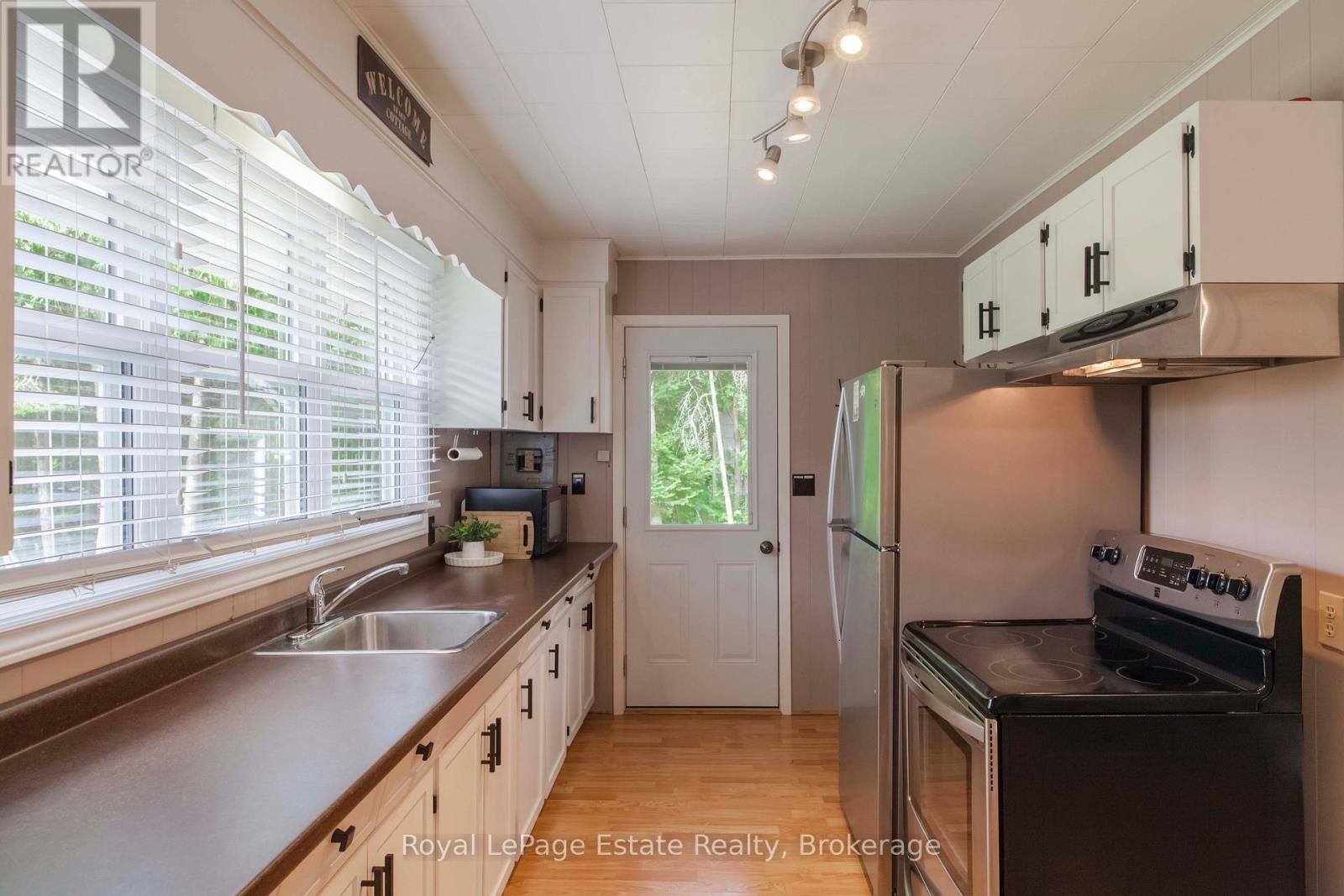 407 Huron Avenue, South Bruce Peninsula, Ontario  N0H 2G0 - Photo 26 - X12595930