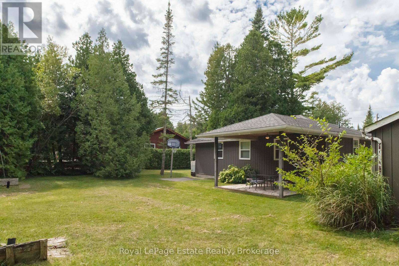 407 Huron Avenue, South Bruce Peninsula, Ontario  N0H 2G0 - Photo 7 - X12595930