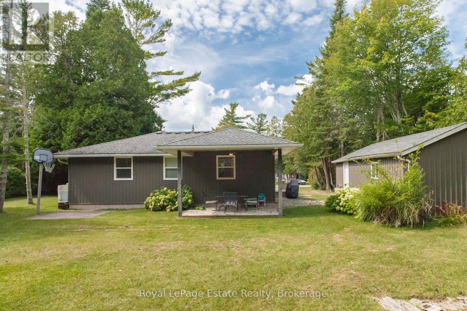407 Huron Avenue, South Bruce Peninsula, Ontario  N0H 2G0 - Photo 9 - X12595930