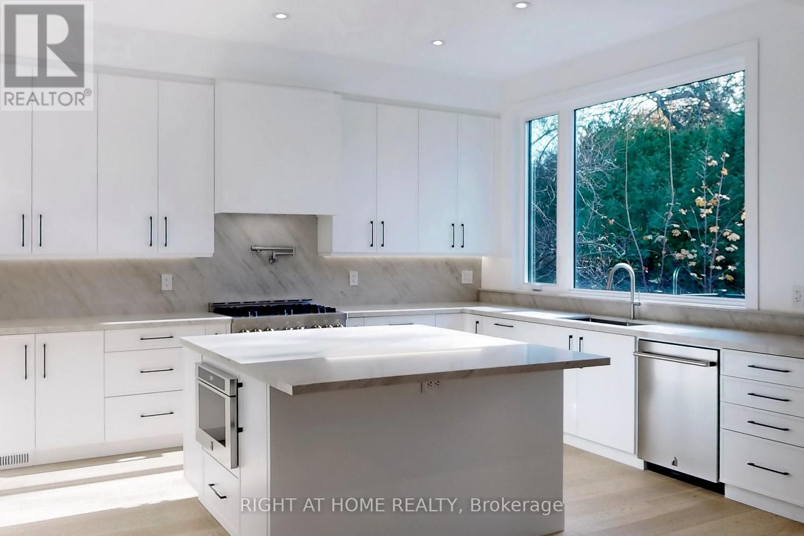 19 Putney Road, Toronto, Ontario  M8W 2K6 - Photo 10 - W12589278