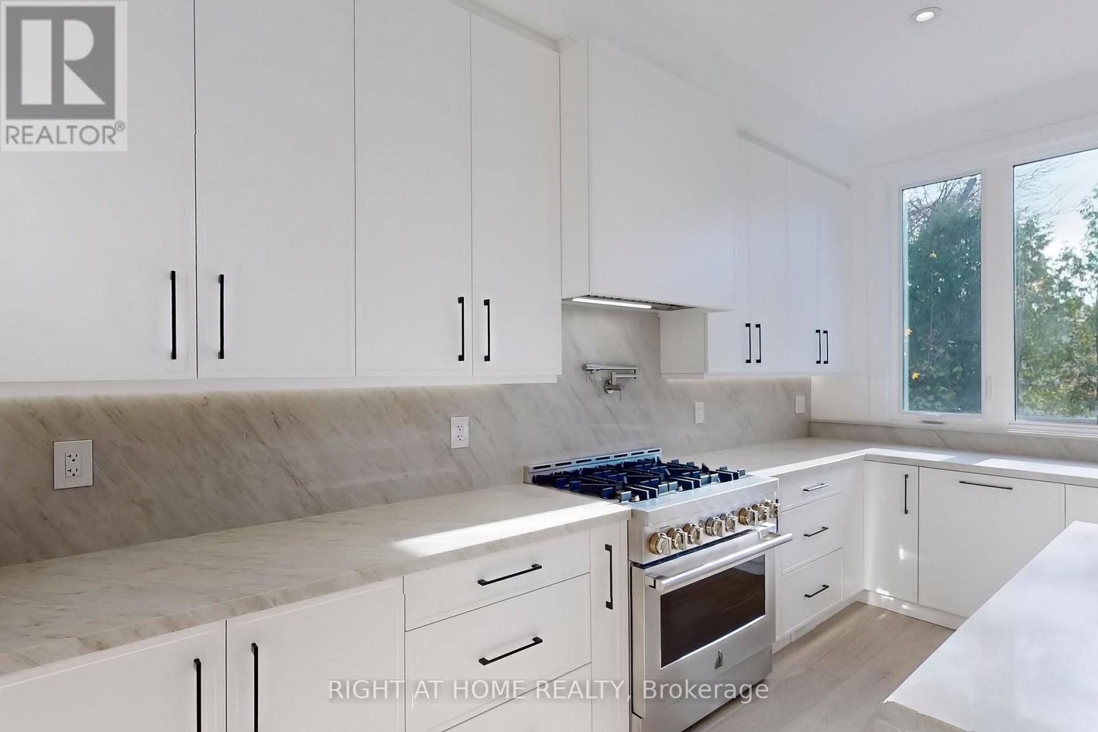 19 Putney Road, Toronto, Ontario  M8W 2K6 - Photo 12 - W12589278