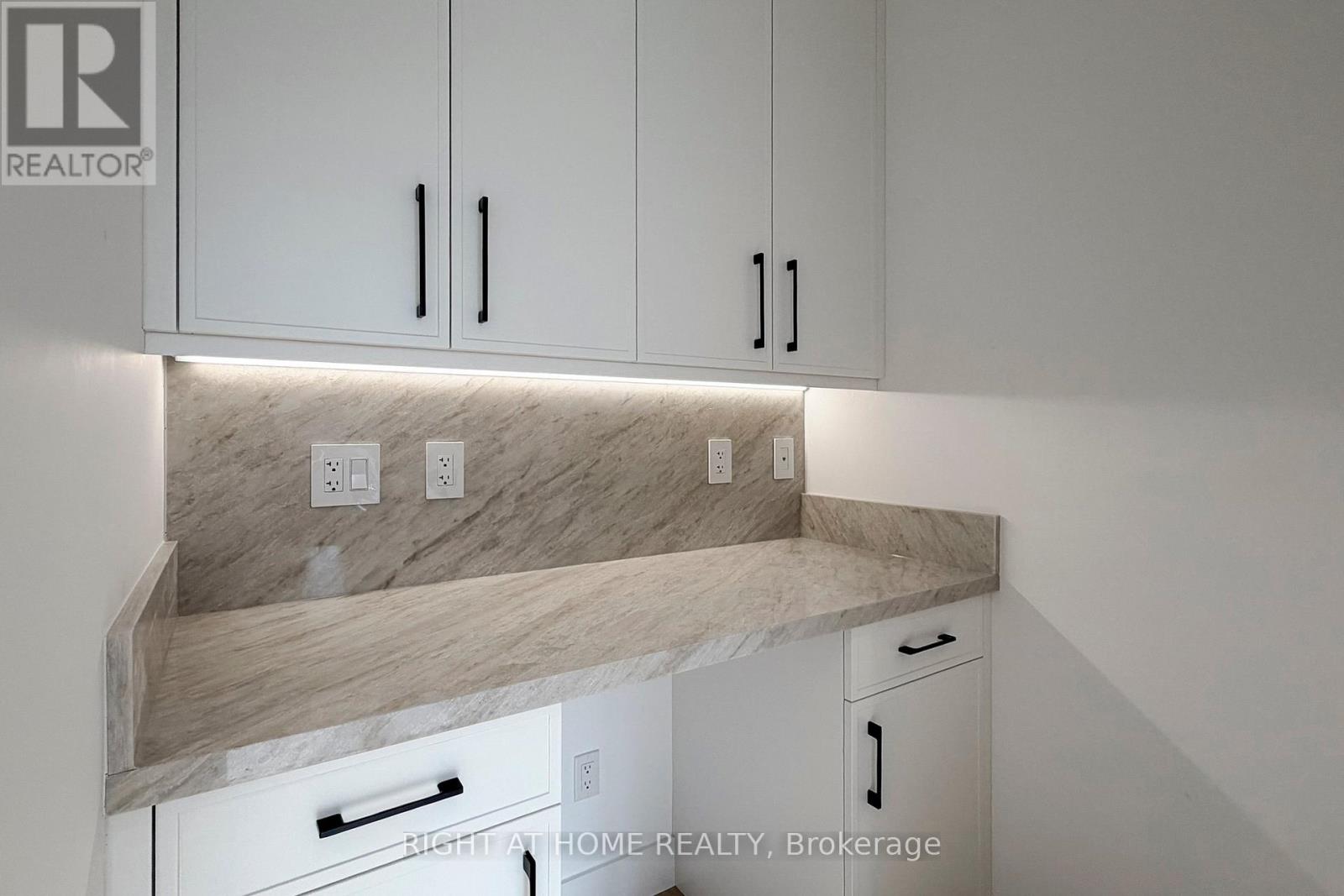 19 Putney Road, Toronto, Ontario  M8W 2K6 - Photo 15 - W12589278