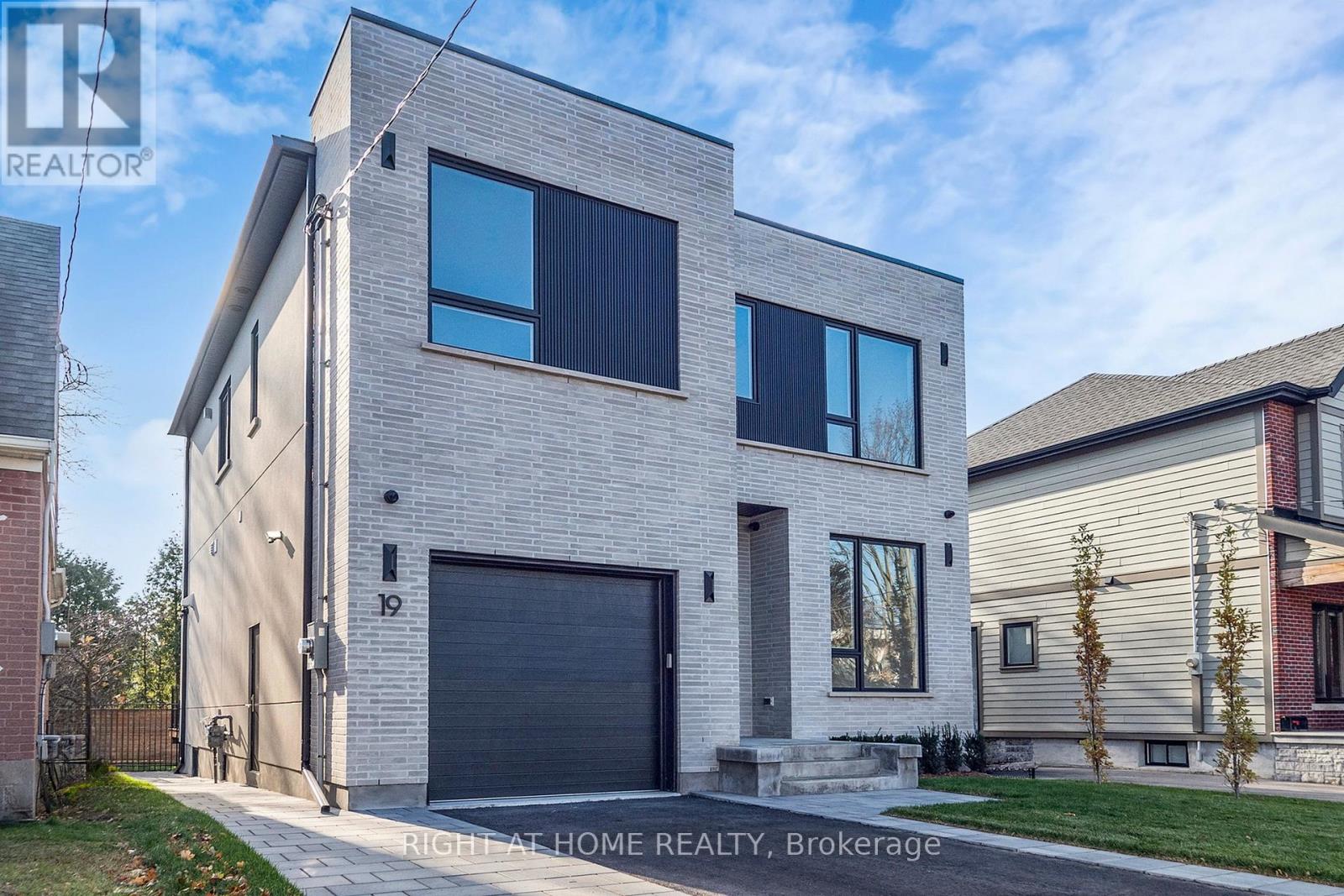 19 Putney Road, Toronto, Ontario  M8W 2K6 - Photo 2 - W12589278