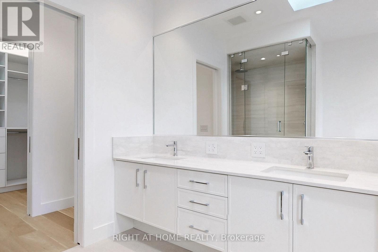 19 Putney Road, Toronto, Ontario  M8W 2K6 - Photo 26 - W12589278