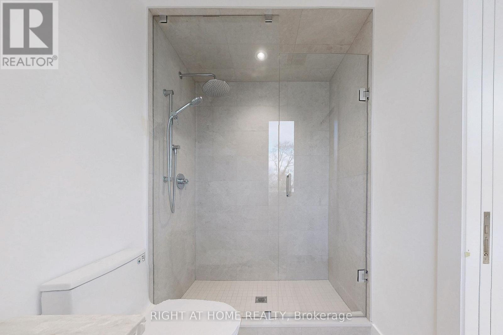 19 Putney Road, Toronto, Ontario  M8W 2K6 - Photo 29 - W12589278