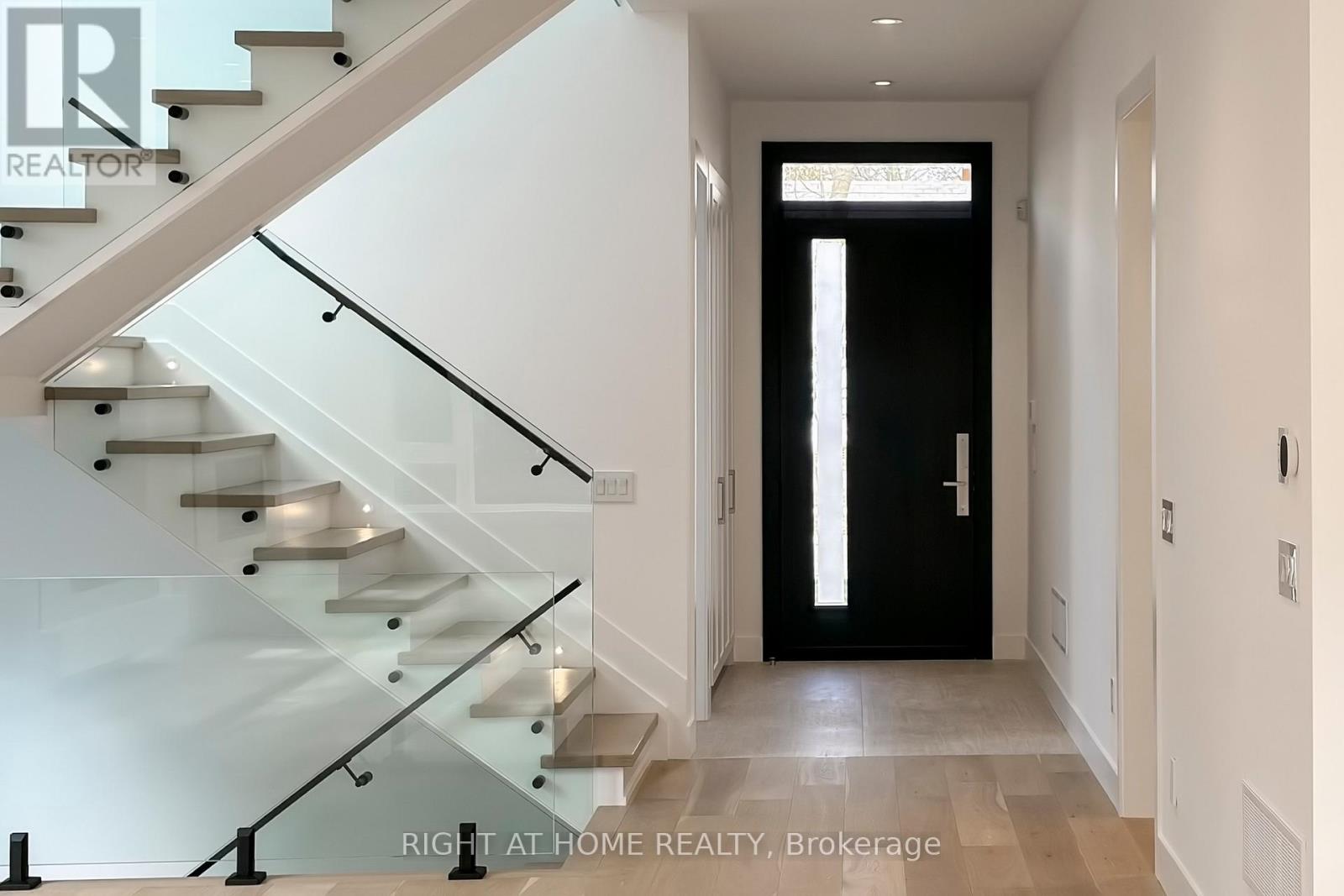 19 Putney Road, Toronto, Ontario  M8W 2K6 - Photo 4 - W12589278