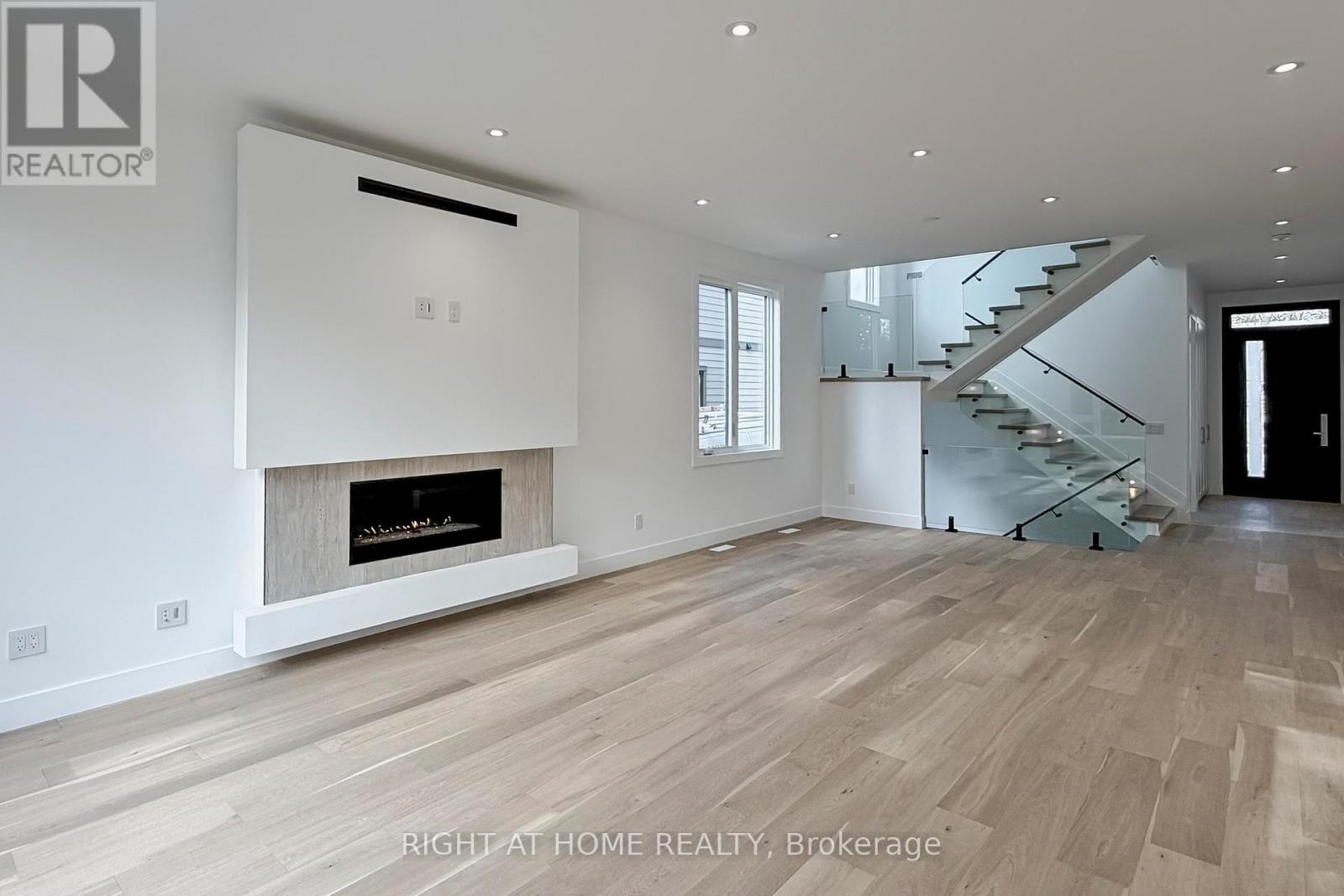 19 Putney Road, Toronto, Ontario  M8W 2K6 - Photo 7 - W12589278