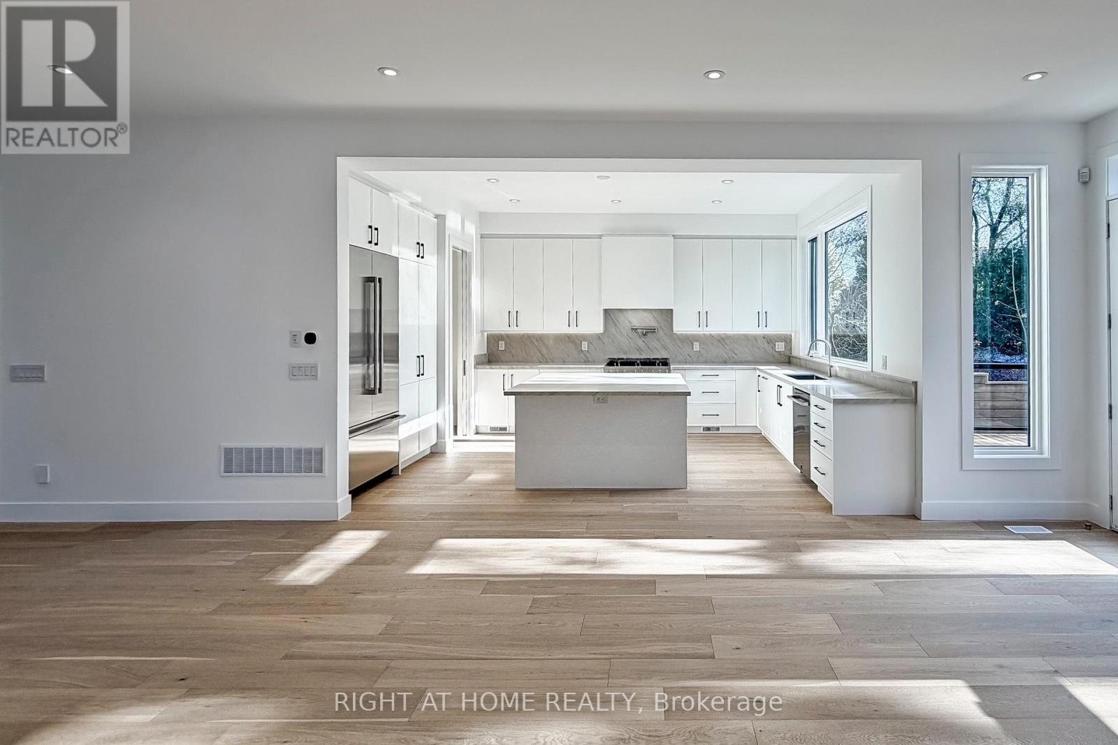 19 Putney Road, Toronto, Ontario  M8W 2K6 - Photo 9 - W12589278