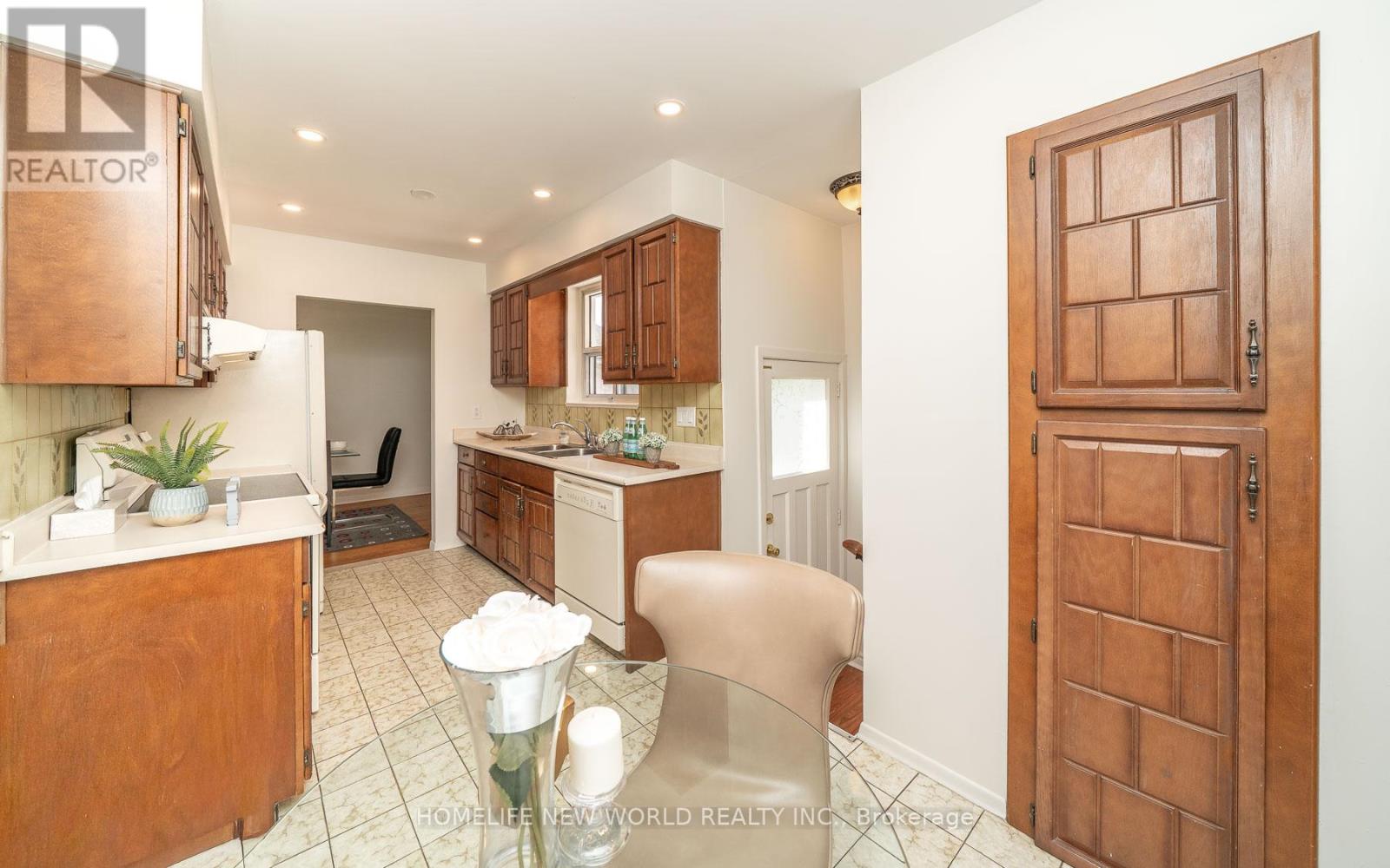 308 Sentinel Road, Toronto, Ontario  M3J 1T8 - Photo 13 - W12595804