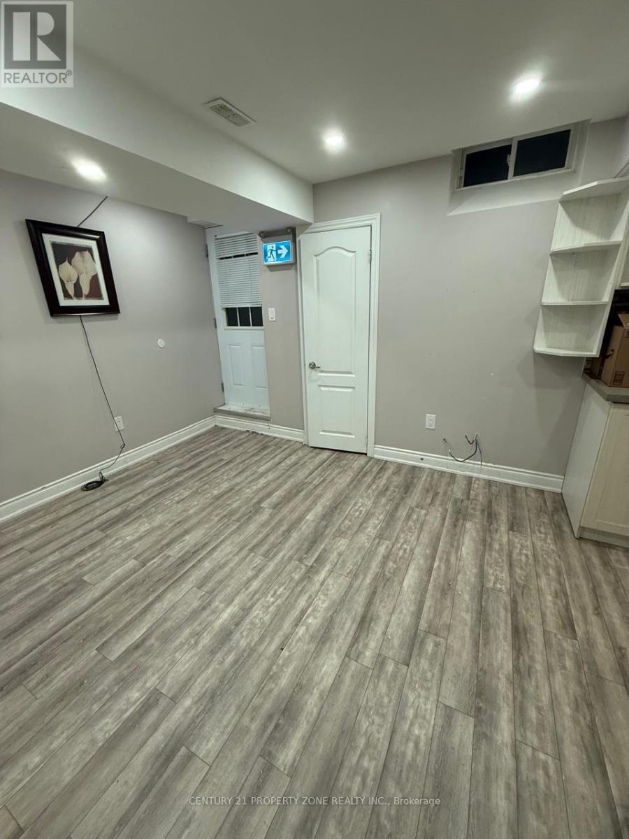 438 Royal West Drive, Brampton, Ontario  L6X 5K1 - Photo 4 - W12595816