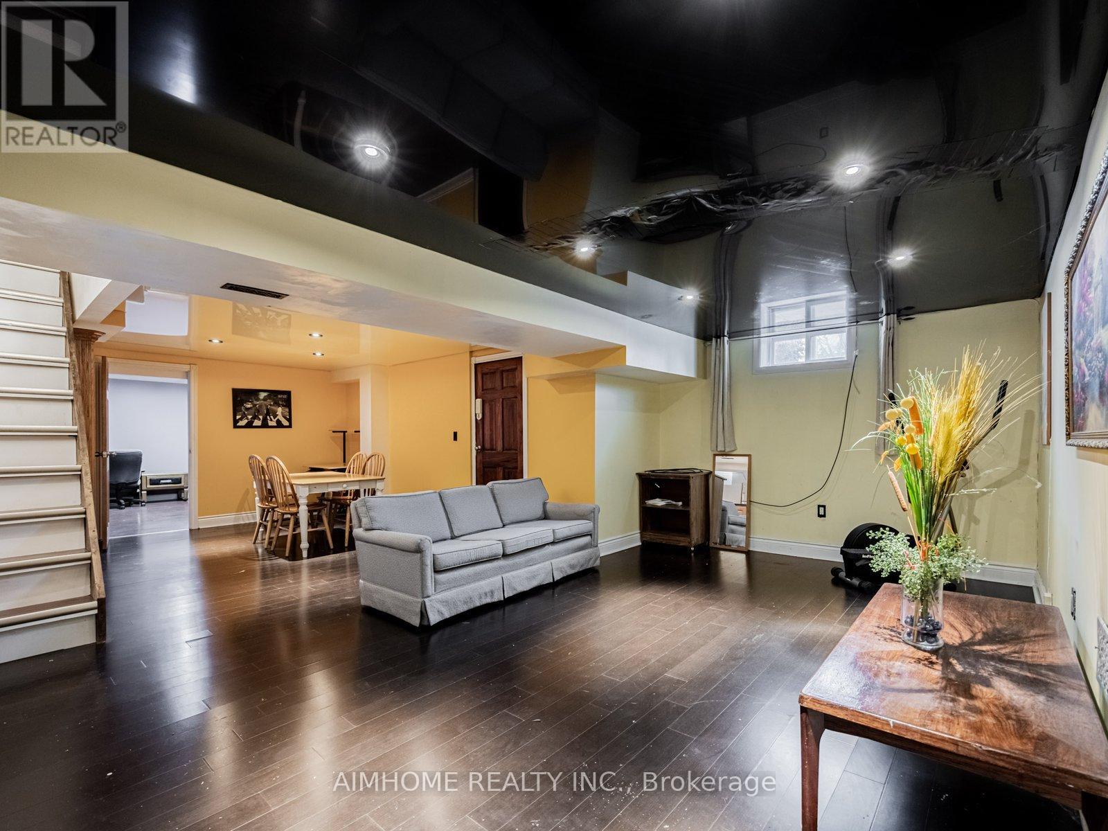 5733 River Grove Avenue, Mississauga, Ontario  L5M 4R3 - Photo 3 - W12570500