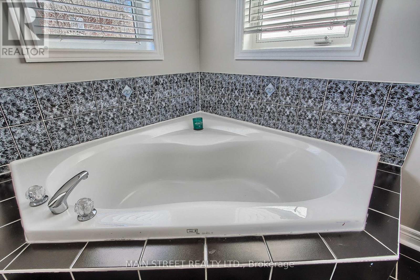 46 Silverstone Crescent, Georgina, Ontario  L4P 4A4 - Photo 32 - N12595924