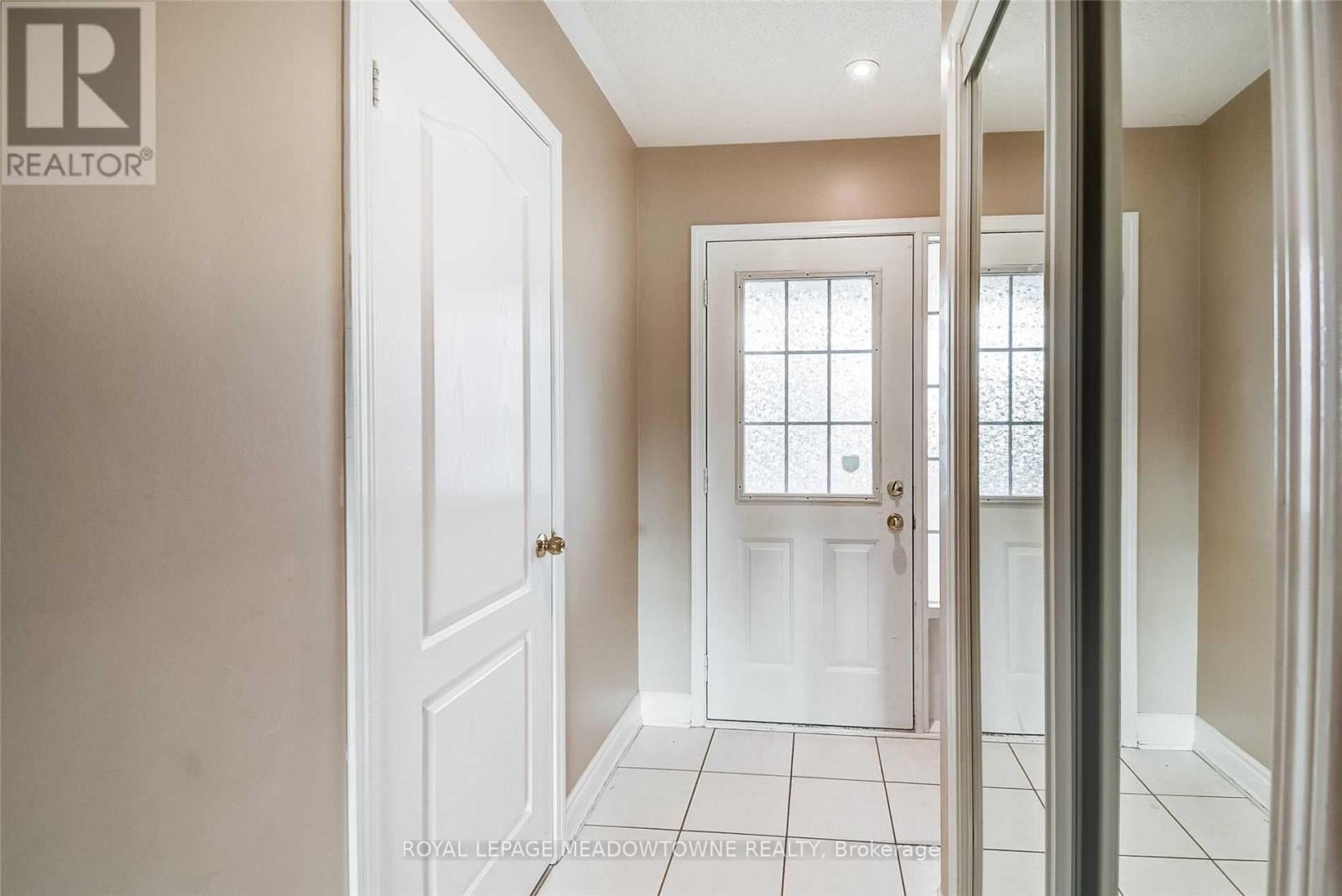 1470 Pate Court, Mississauga, Ontario  L5V 2Y8 - Photo 9 - W12595846