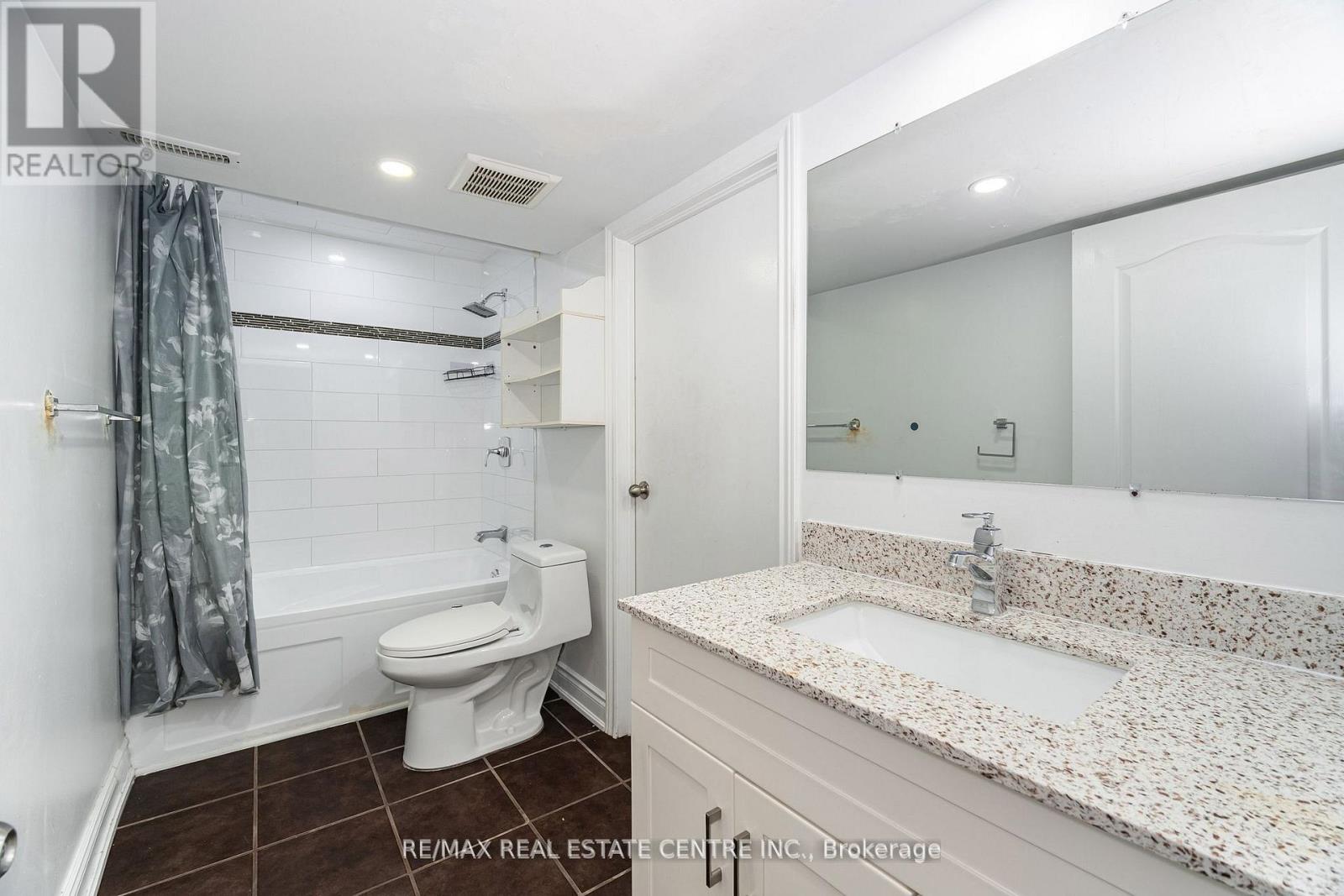 2 - 32 Mount Pleasant Drive, Brampton, Ontario  L6Z 1K2 - Photo 18 - W12595848