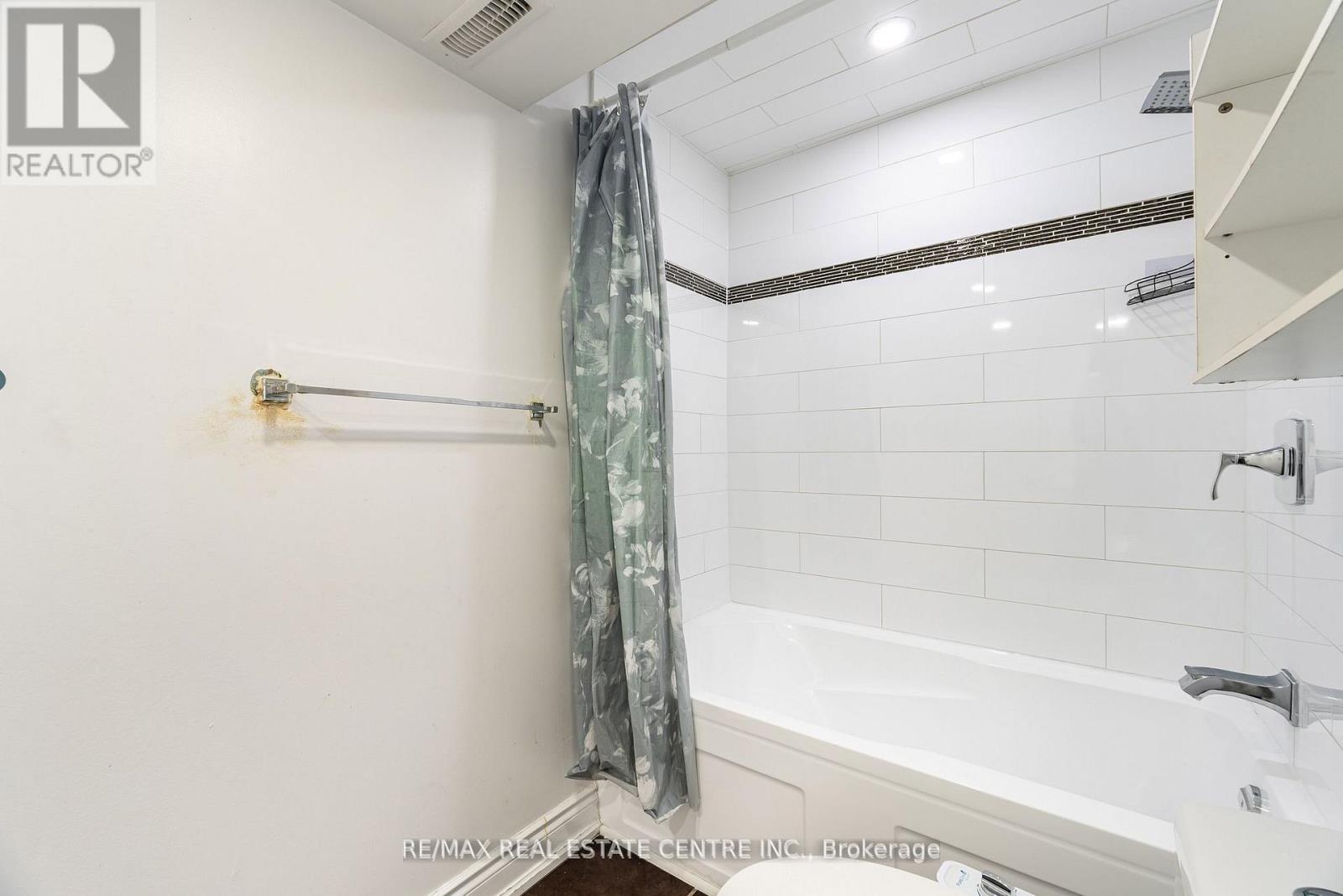 2 - 32 Mount Pleasant Drive, Brampton, Ontario  L6Z 1K2 - Photo 19 - W12595848