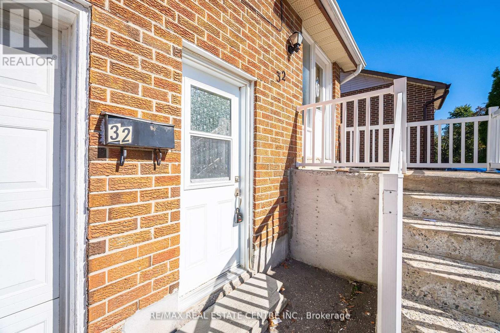 2 - 32 Mount Pleasant Drive, Brampton, Ontario  L6Z 1K2 - Photo 4 - W12595848