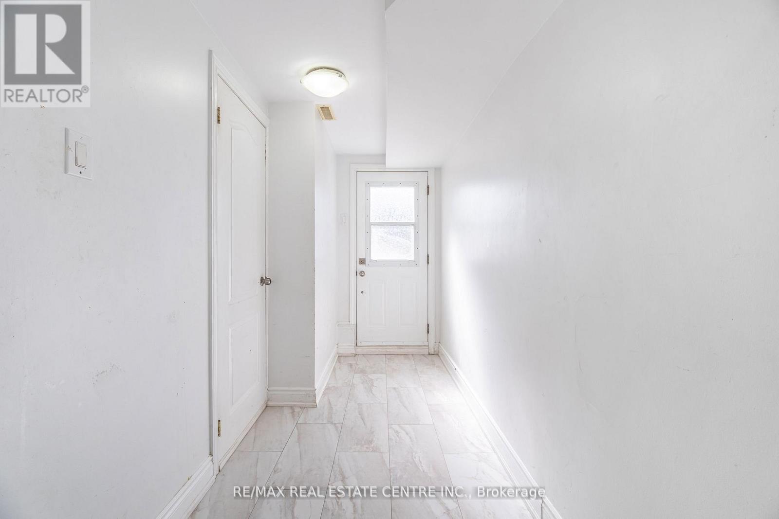 2 - 32 Mount Pleasant Drive, Brampton, Ontario  L6Z 1K2 - Photo 5 - W12595848