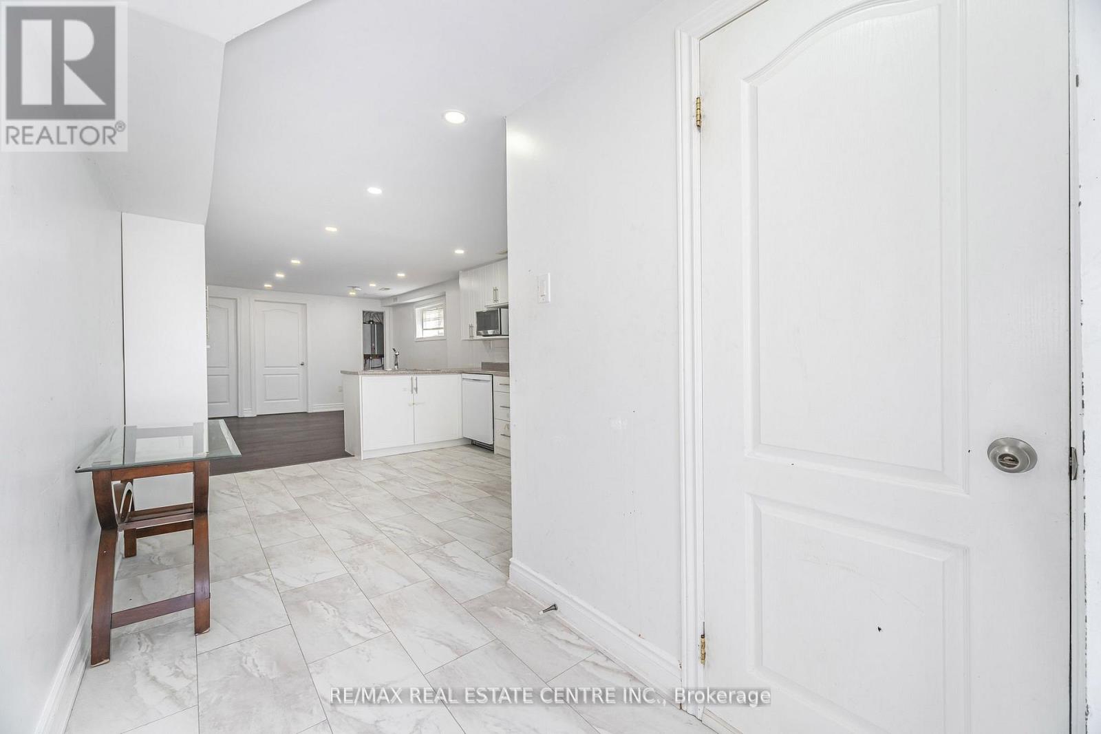 2 - 32 Mount Pleasant Drive, Brampton, Ontario  L6Z 1K2 - Photo 6 - W12595848