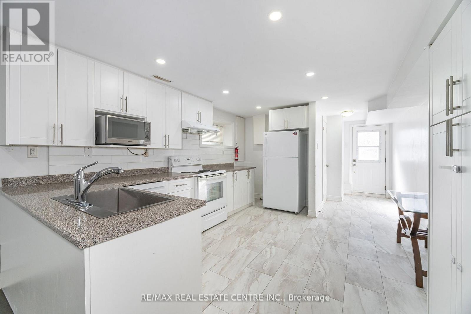 2 - 32 Mount Pleasant Drive, Brampton, Ontario  L6Z 1K2 - Photo 8 - W12595848