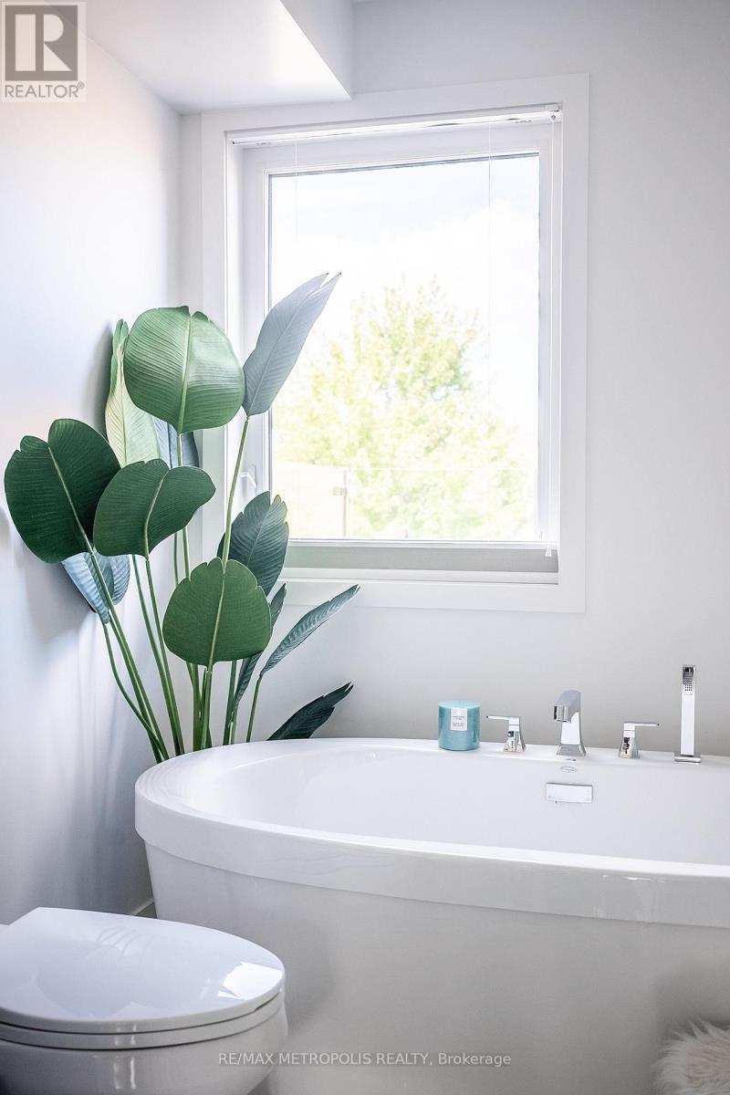 27 Thornton Avenue, Toronto, Ontario  M6E 2E3 - Photo 23 - W12595856