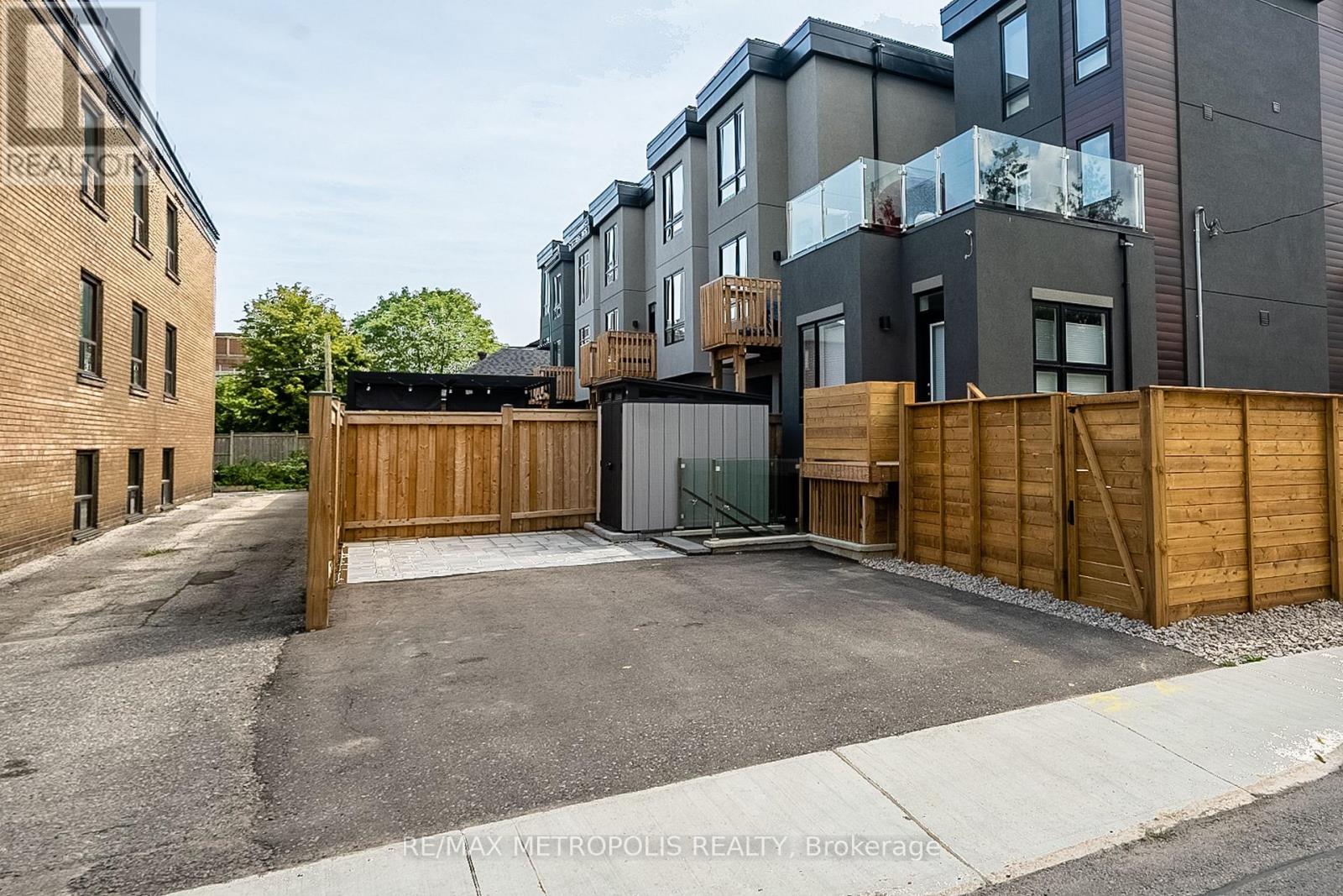27 Thornton Avenue, Toronto, Ontario  M6E 2E3 - Photo 42 - W12595856