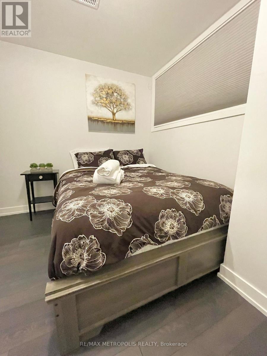 Lower - 27 Thornton Avenue, Toronto, Ontario  M6E 2E3 - Photo 10 - W12595874
