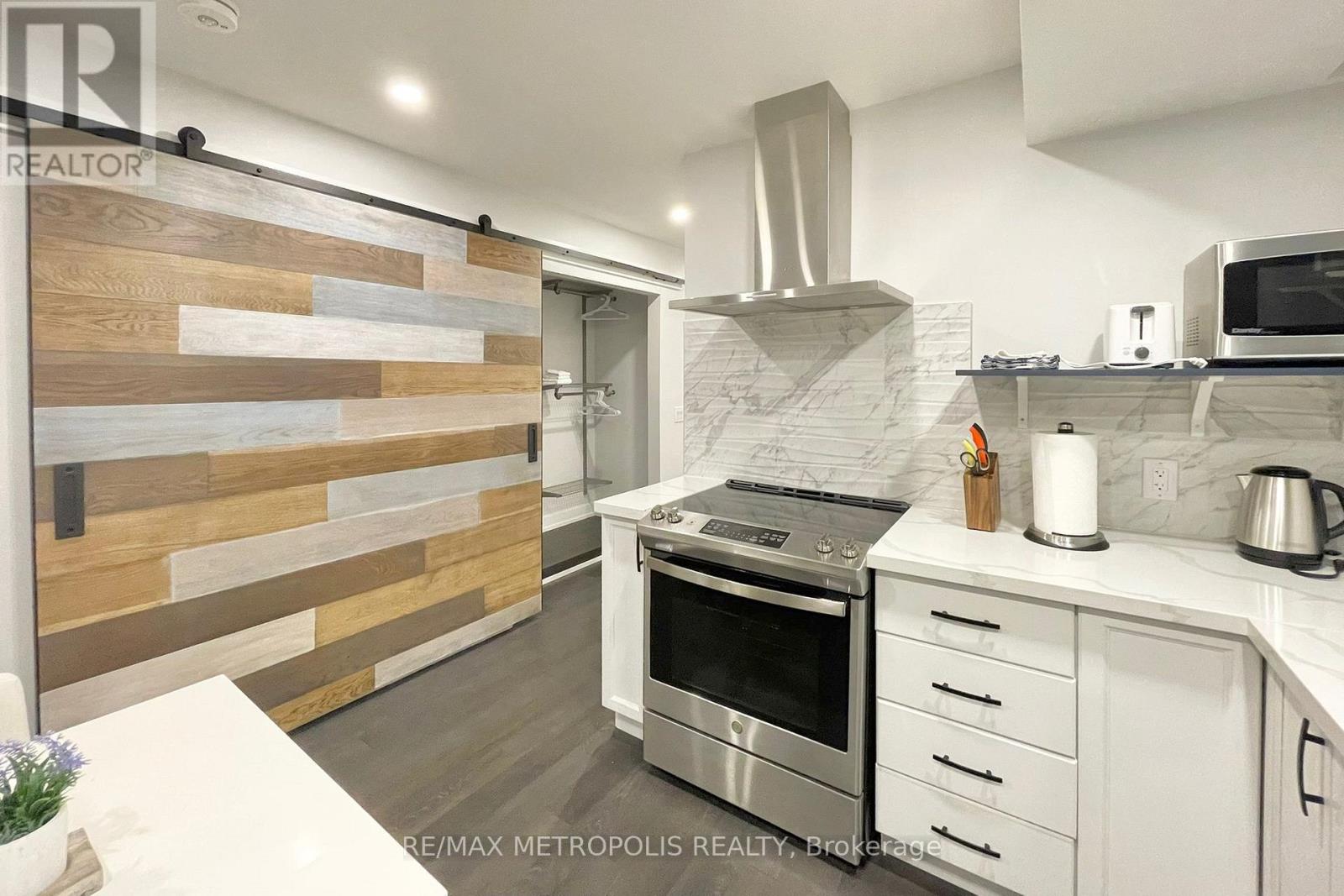 Lower - 27 Thornton Avenue, Toronto, Ontario  M6E 2E3 - Photo 6 - W12595874