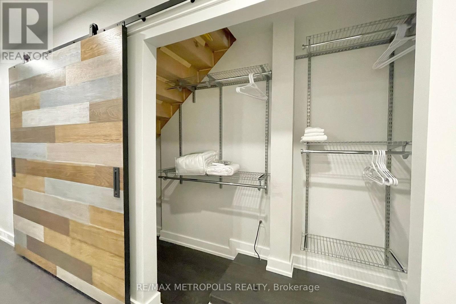 Lower - 27 Thornton Avenue, Toronto, Ontario  M6E 2E3 - Photo 7 - W12595874