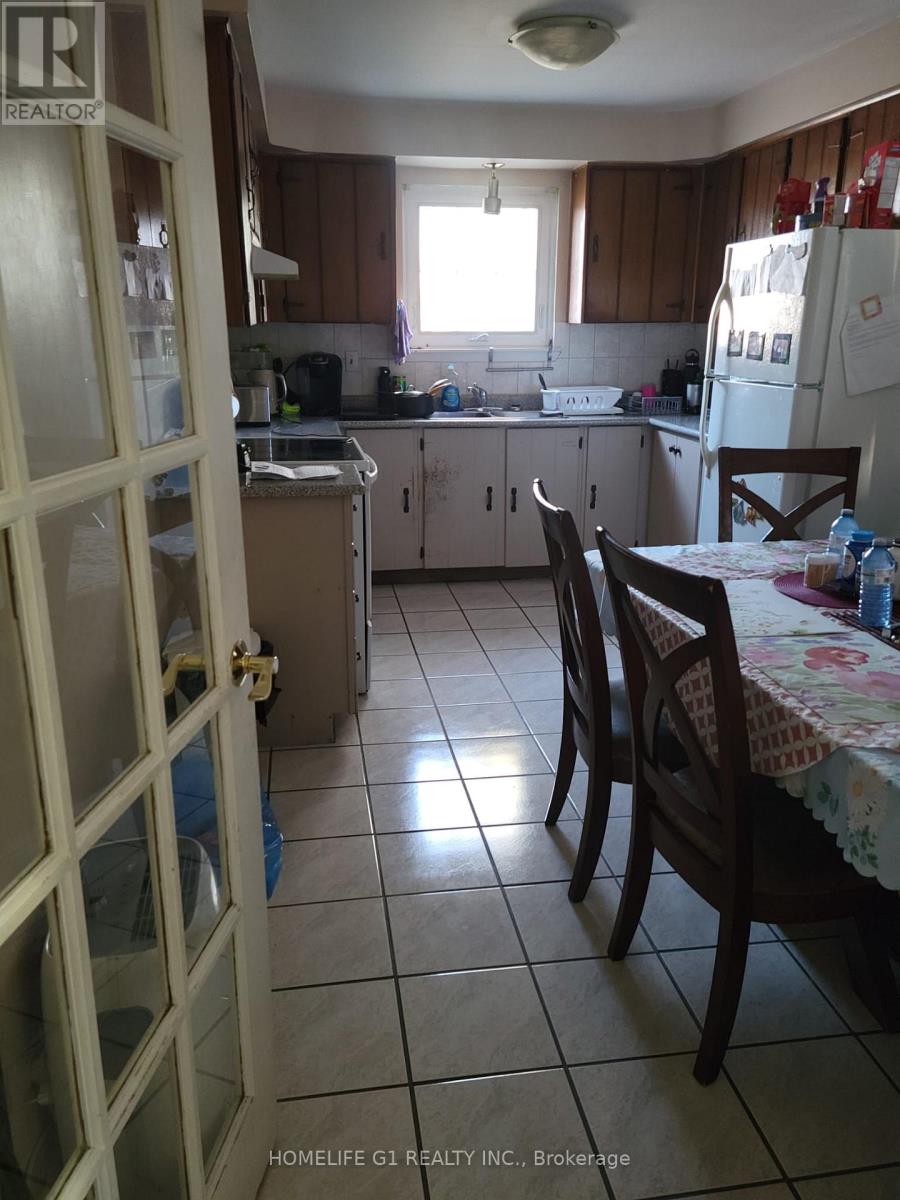 94 Leacrest Street, Brampton, Ontario  L6S 3K6 - Photo 5 - W12595942