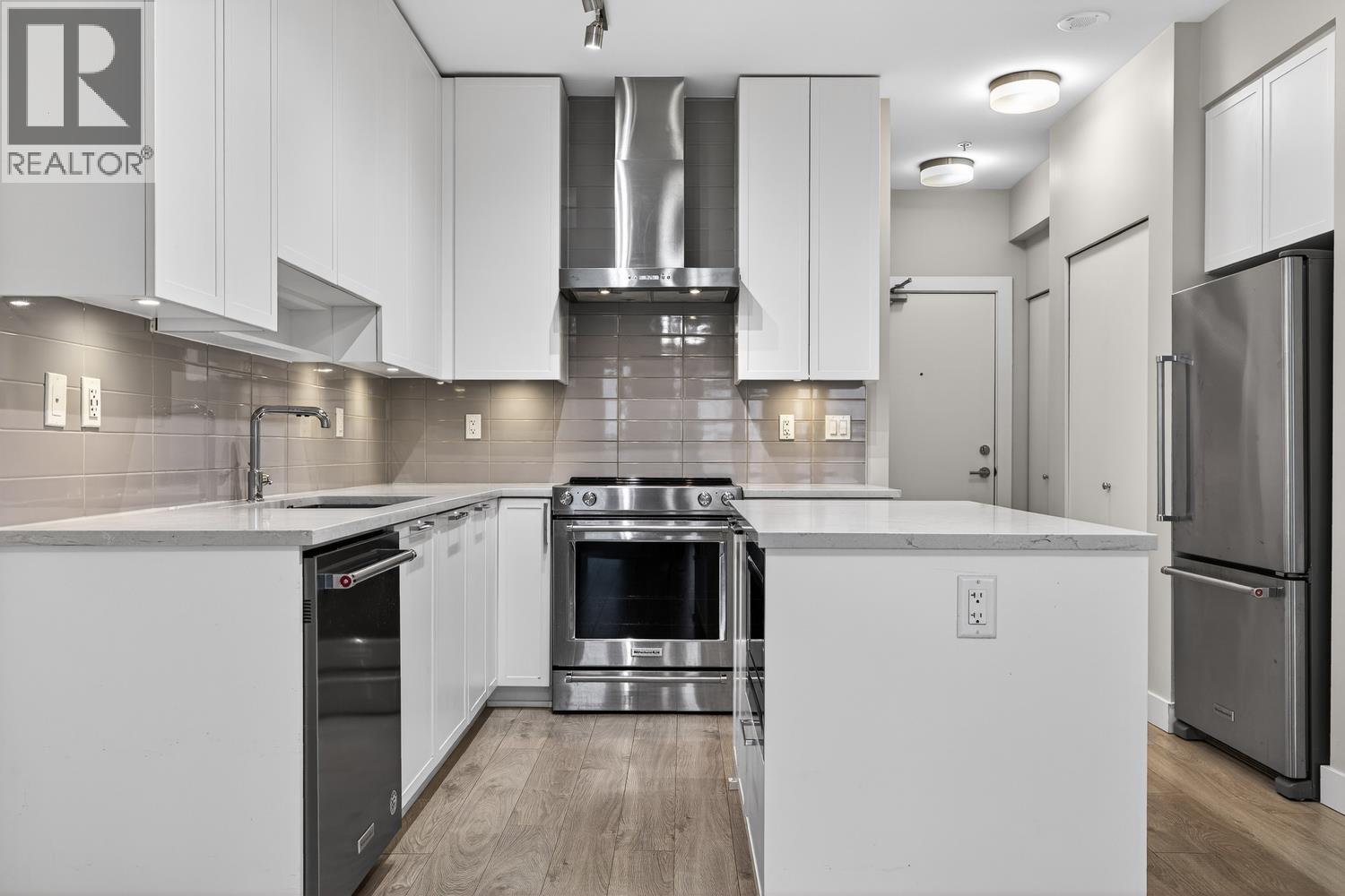 303 1728 Gilmore Avenue, Burnaby, British Columbia  V5C 0L3 - Photo 3 - R3071655