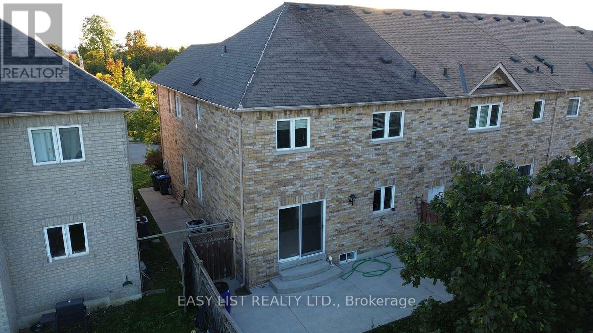 71 Beavervalley Drive, Brampton (Fletcher's Meadow), Ontario  L7A 3R3 - Photo 5 - W12595986