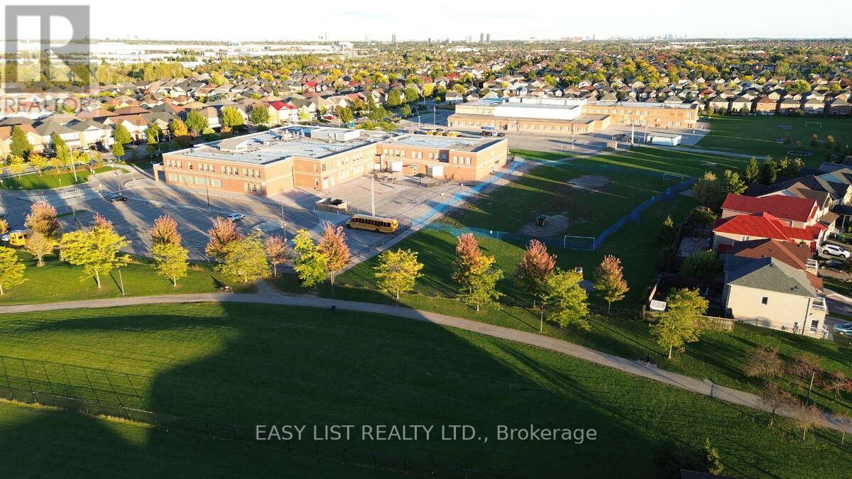 71 Beavervalley Drive, Brampton (Fletcher's Meadow), Ontario  L7A 3R3 - Photo 7 - W12595986