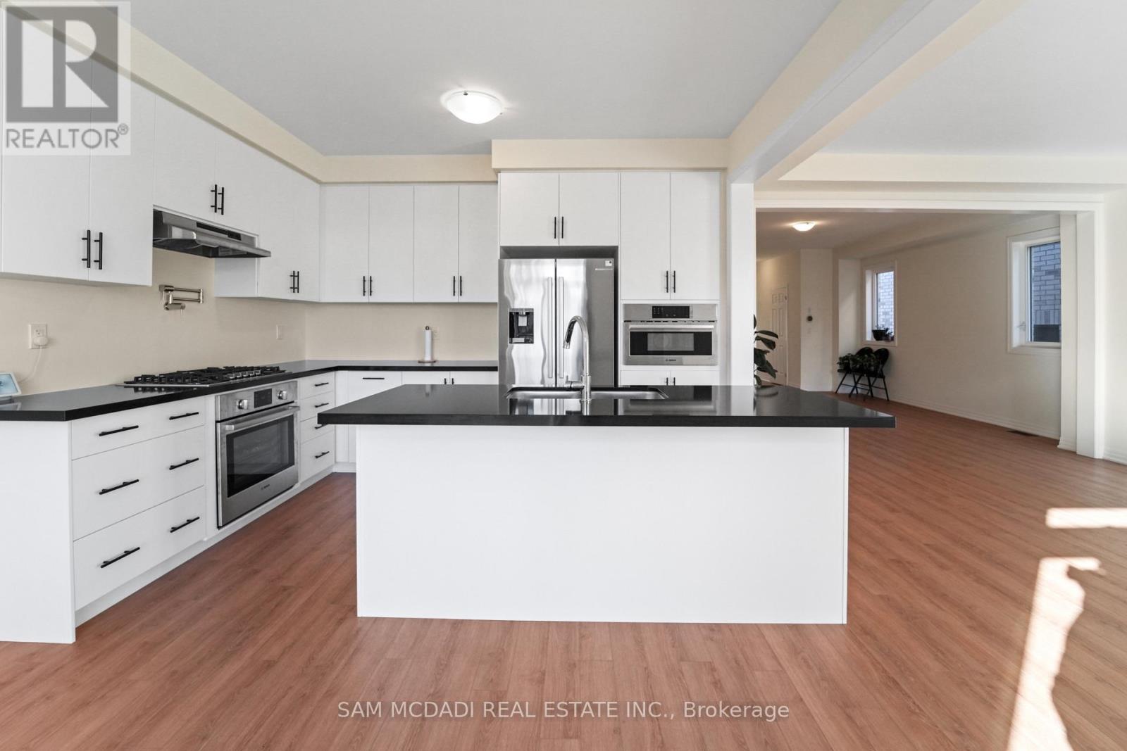 37 Southbury Manor (Upper) Drive, Caledon, Ontario L7E 1X7 - Photo 13 - W12595996