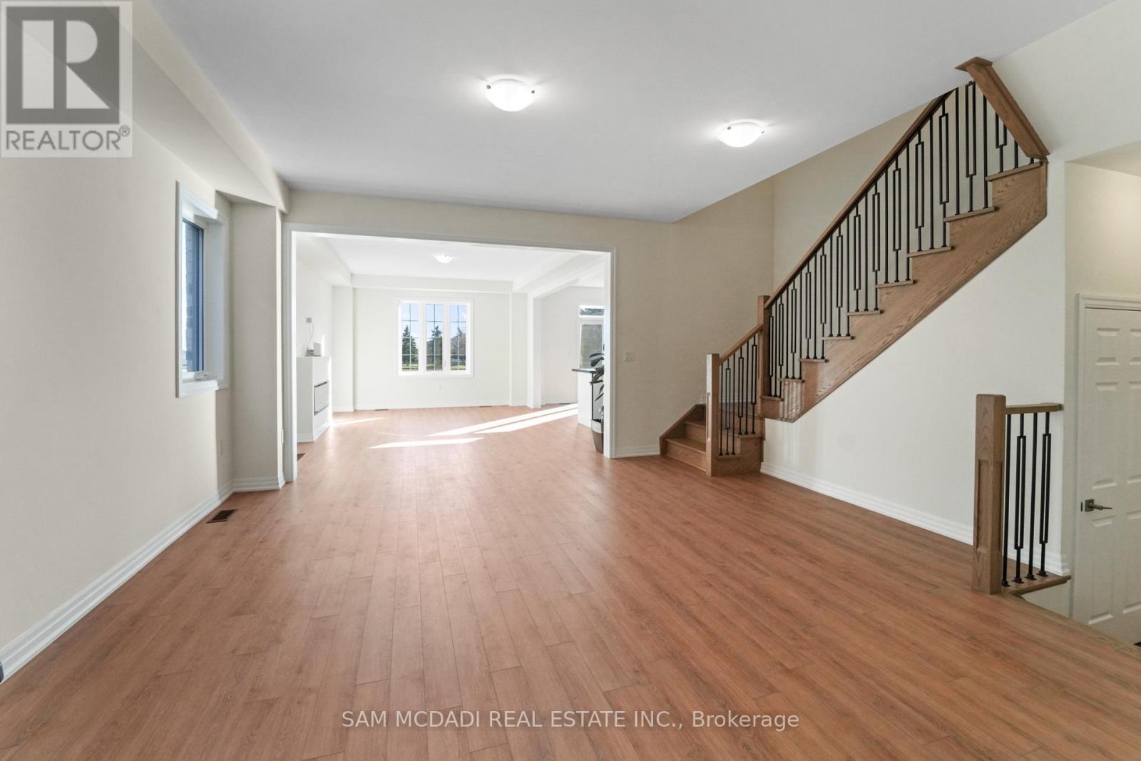 37 Southbury Manor (Upper) Drive, Caledon, Ontario L7E 1X7 - Photo 4 - W12595996