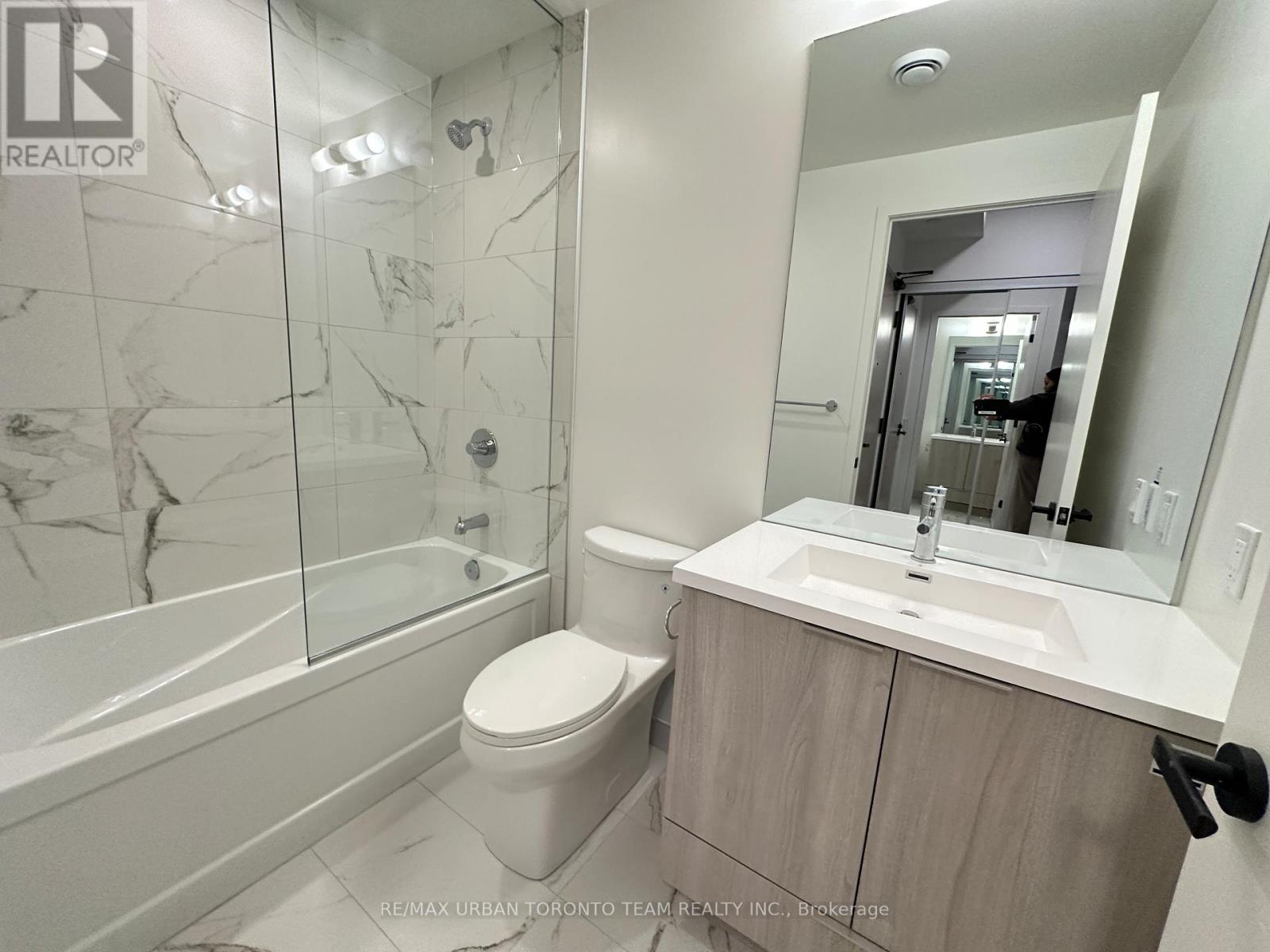 3815 - 8 Interchange Way, Vaughan, Ontario  L4K 5Z7 - Photo 8 - N12596036