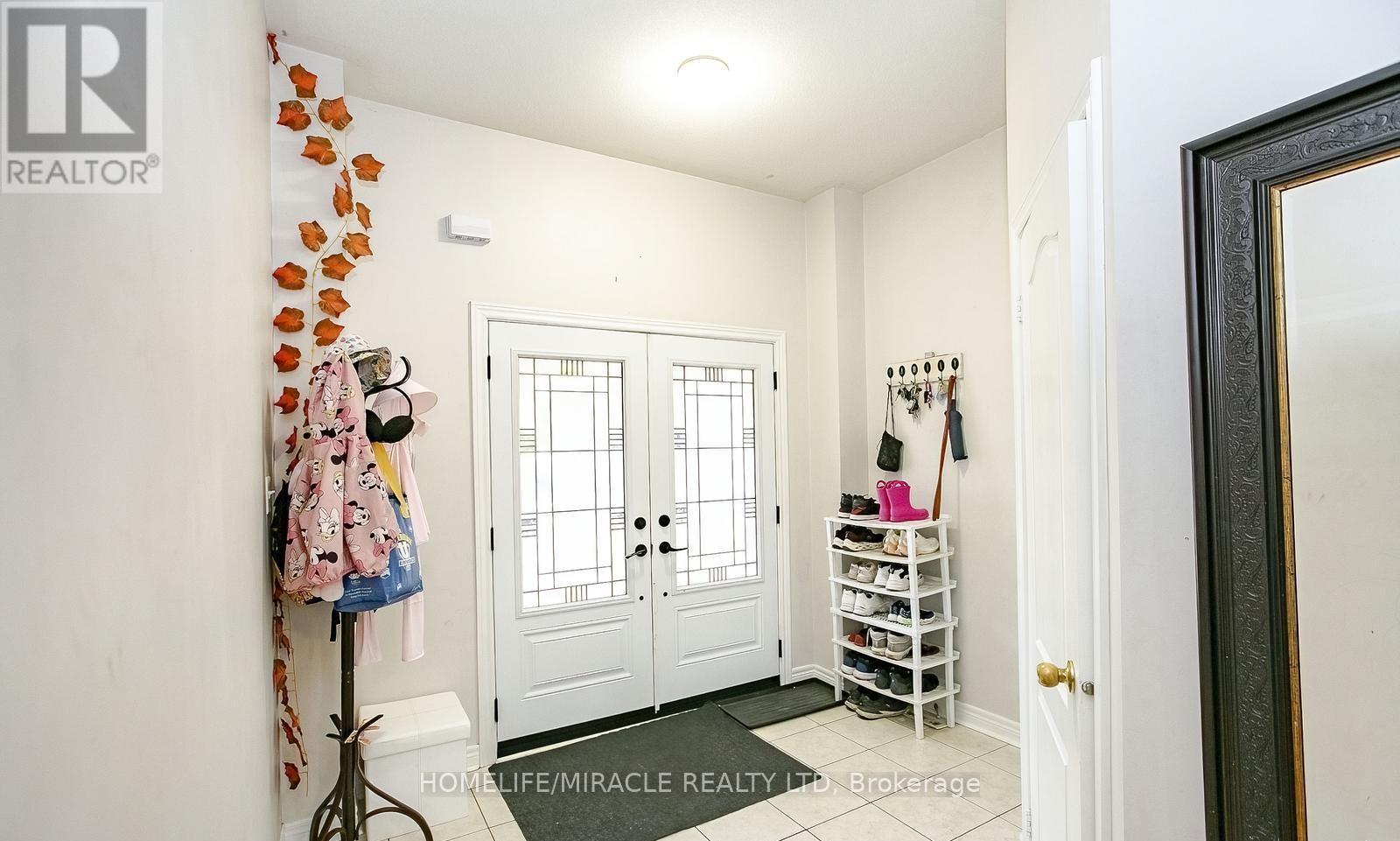 20 Oblate Crescent, Brampton, Ontario L6Y 0K2 - Photo 4 - W12596028