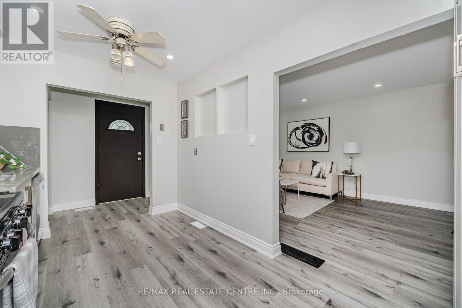 34 Windermere Court, Brampton, Ontario  L6X 2L6 - Photo 9 - W12596078