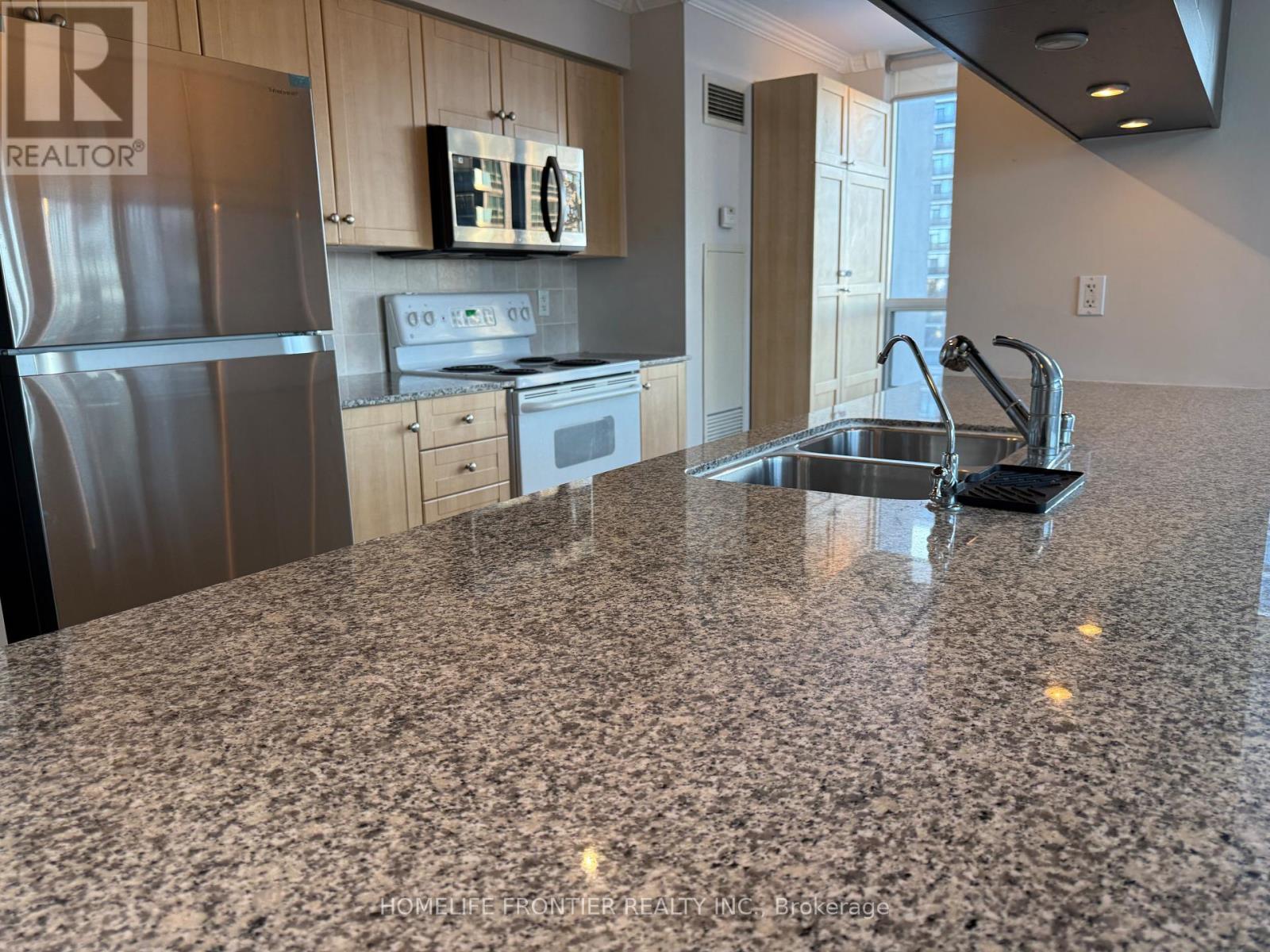 512 - 50 Disera Drive, Vaughan, Ontario  L4J 9E9 - Photo 3 - N12596118